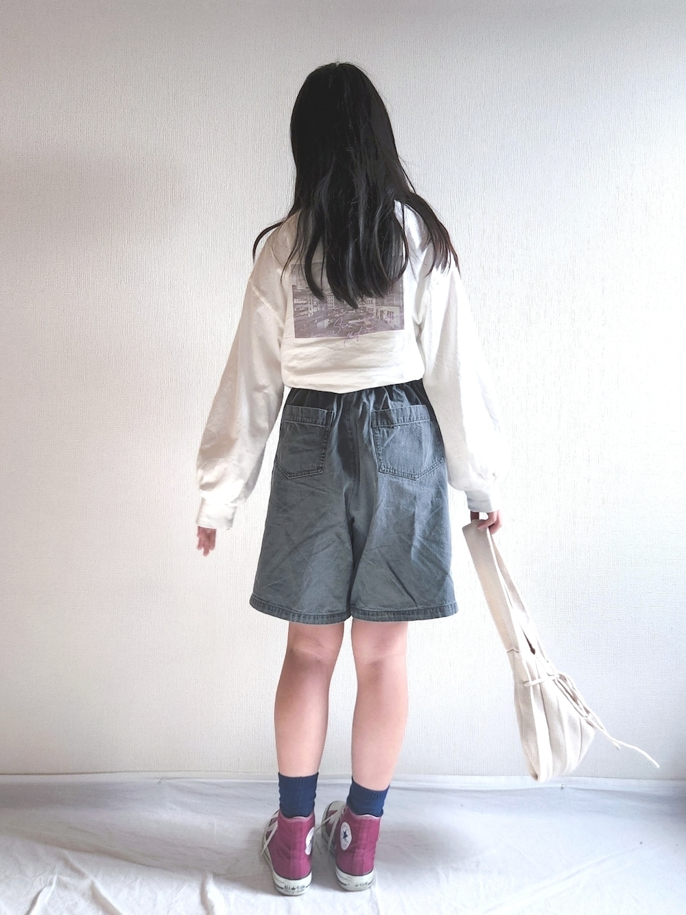 グレー系のその他パンツ、ホワイト系のTシャツ/カットソー、ホワイト系のショルダーバッグを着用したキッズの秋コーディネートの1枚目の写真