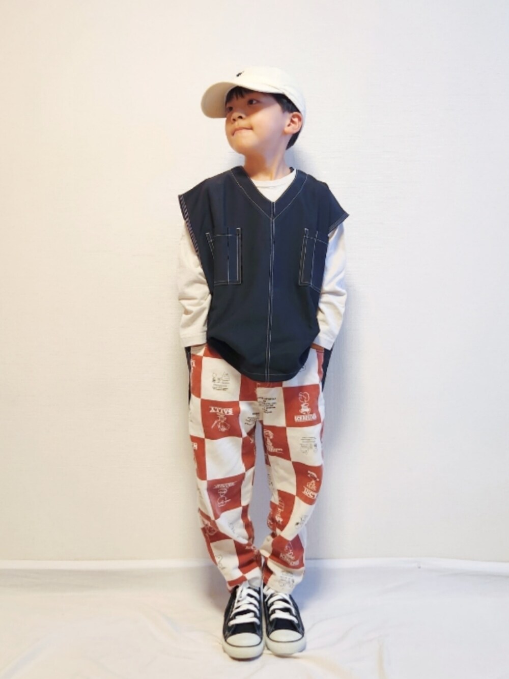「秋服まるっと大公開、秋コーデ、むすこーで、キャップ、ロンT、ベスト、チェックパンツ、ブロックチェック、チェッカーフラッグ、ハイカットスニーカー、チェッカーず2023」｜「PEANUTSのPEANUTSコラボ ペインターパンツ（その他パンツ、レッド系）」を使った、୧( ¨̮ )RC(ت)୨さん（キッズ・120cm）の秋コーディネートの1枚目の写真