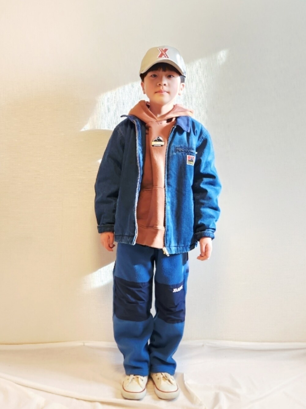 「むすこーで、キャップ、パーカー、ジャケット、ワークジャケット、ブラウン、フリースパンツ、スニーカー、レイヤードスタイル、ストリート、XLARGE KIDS」｜「XLARGE KIDSの中綿ワークジャケット（ブルゾン、ブルー系）」を使った、୧( ¨̮ )RC(ت)୨さん（キッズ・120cm）の冬コーディネートの1枚目の写真
