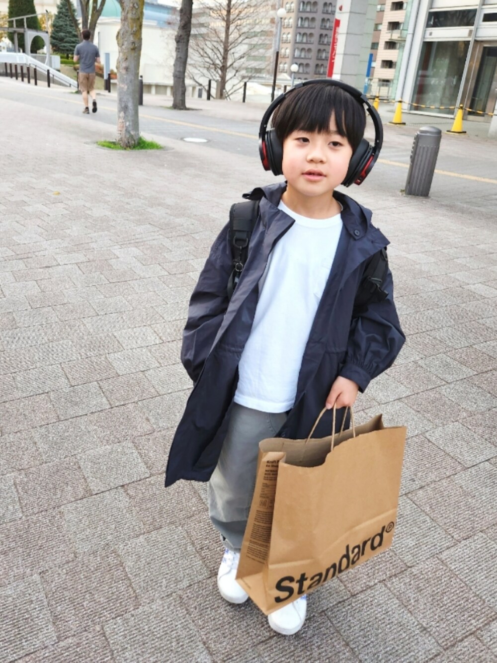 「むすこーで、おでかけコーデ、シンプルコーデ、はるコーデ、コート、春アウター、ロンT、デニムパンツ、スニーカー、XLARGE KIDS」｜「XLARGE KIDSの【オンライン限定】チームロゴ長袖Tシャツ（Tシャツ/カットソー、ホワイト系）」を使った、୧( ¨̮ )RC(ت)୨さん（キッズ・120cm）の春コーディネートの1枚目の写真