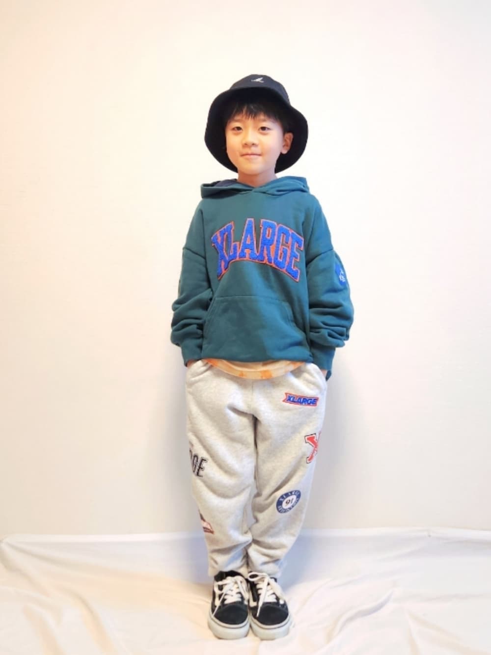 「冬を彩る色いろコーデ、むすこーで、バケットハット、パーカー、ロンT、タイダイ柄、スウェットパンツ、スニーカー、休日スタイル、お出かけコーデ、ストリート、XLARGE KIDS」｜「XLARGE KIDSのアイテム（パーカー、グリーン系）」を使った、୧( ¨̮ )RC(ت)୨さん（キッズ・120cm）の冬コーディネートの1枚目の写真
