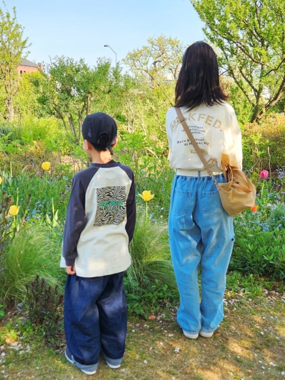 「春コーデ、カジュアルコーデ、休日スタイル、お出かけコーデ、プチプラ、ストリート、ロンT、バックプリント、デニム、デニムパンツ、スニーカー」｜「Ocean&Groundのハイウエストデニムバルーンパンツ（80～140cm）（デニムパンツ、ブルー系）」を使った、୧( ¨̮ )RC(ت)୨さん（キッズ・120cm）の春コーディネートの1枚目の写真