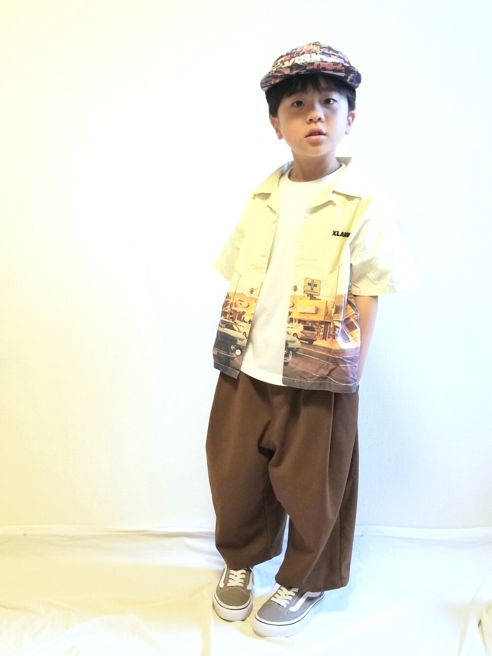 「むすこーで、ストリート、XLARGE KIDS、シャツスタイル、ブラウン、パンツ、オールドスクール、キャップ」｜「Birthdayのアイテム（パンツ、ブラウン系）」を使った、୧( ¨̮ )RC(ت)୨さん（キッズ・110cm）の夏コーディネートの1枚目の写真