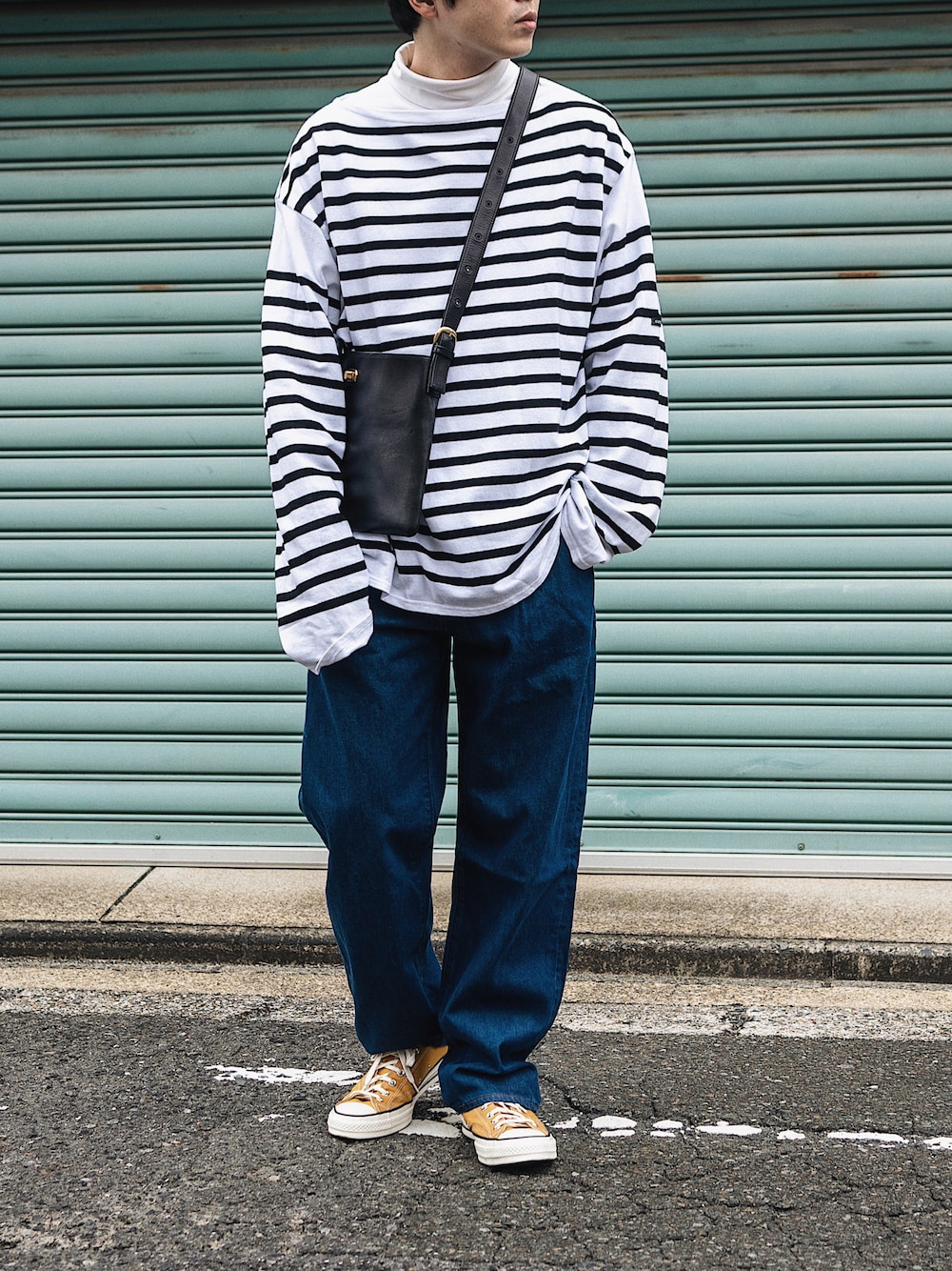 「リーバイス、Levis、リーバイス22ss、pr、春コーデ、オーバーサイズ、バスクシャツ、スニーカー、CT70s、サンフラワー、Hender Scheme、コモリ、COMOLI、ボーダー、ボーダートップス」｜「Hender Schemeのtwist buckle bag S（ショルダーバッグ、ブラック系）」を使った、よしおさん（メンズ・175cm）の春コーディネートの1枚目の写真