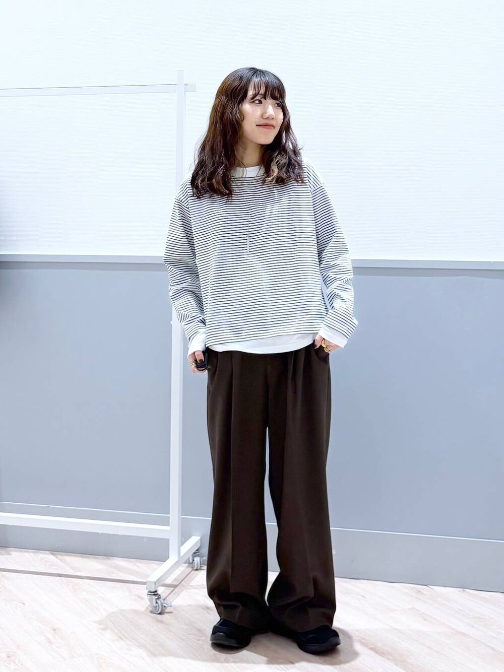「ロンT、カジュアル、ラフ、きれいめ、休日コーデ、デート/ロマンティック、楽ちんコーデ、低身長、体型カバー、ゆったり、低身長_GLOBALWORK、150～155cm_GLOBALWORK、ワイドパンツ、ウエストゴム、スラックス」｜「GLOBAL WORKのステンレスバーネックレス/160620（ネックレス、グレー系）」を使った、ぷーのさん（レディース・155cm）の春コーディネートの1枚目の写真