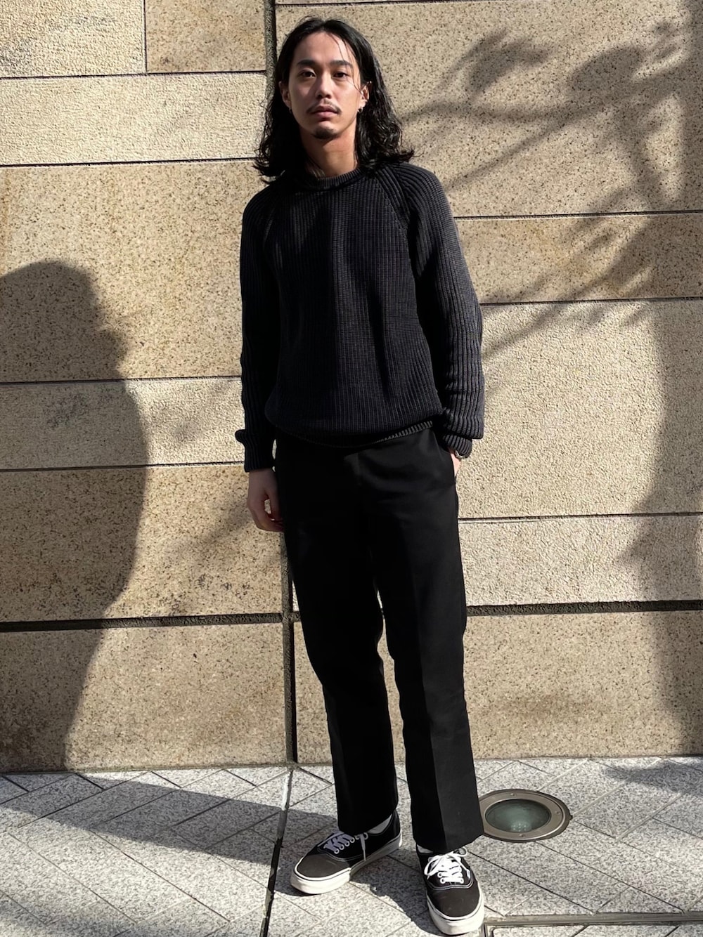 「スニーカーコーデ、シンプル、ゆるコーデ、秋、オトナカジュアル、ストリート、オールブラック、ニット、VANS、Dickies、Dickies874」｜「Dickiesの【Dickies/ディッキーズ】 THE ORIGINAL 874 ワイドチノパンツ TCツイル（チノパンツ、ブラック系）」を使った、れんさん（メンズ・171cm）の冬コーディネートの1枚目の写真