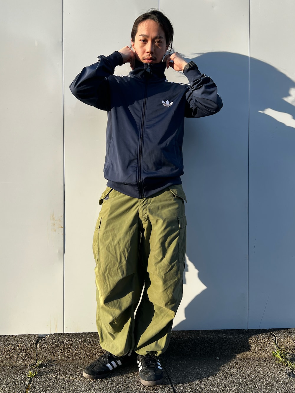 「メンズファッション、春夏コーデ、大人カジュアル、シンプルコーデ、ヴィンテージ、スニーカー、カーキパンツ、カーゴパンツ、ミリタリー、M-65、adidas、adidas originals、トラックジャケット、軍パン、samba」｜「adidas Originalsのアイテム（その他アウター、ブルー系）」を使った、れんさん（メンズ・171cm）の春コーディネートの1枚目の写真