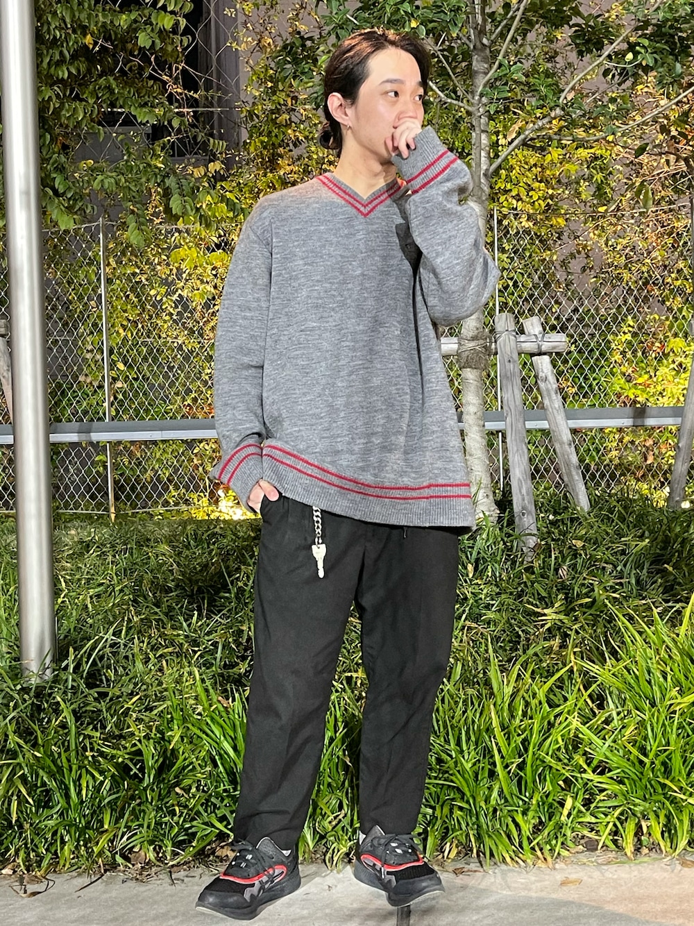 「大人カジュアル、スラックス、スニーカー、ニット、チルデンニット、Maison Margiela、kiko kostadinov、kikokostadinov×asics、asics、セーター、今日のコーデ、ビッグシルエット、オーバーサイズ、オーバーサイズニット、きれいめカジュアル」｜「Maison Margielaのアイテム（ニット/セーター、グレー系）」を使った、れんさん（メンズ・171cm）の秋コーディネートの1枚目の写真