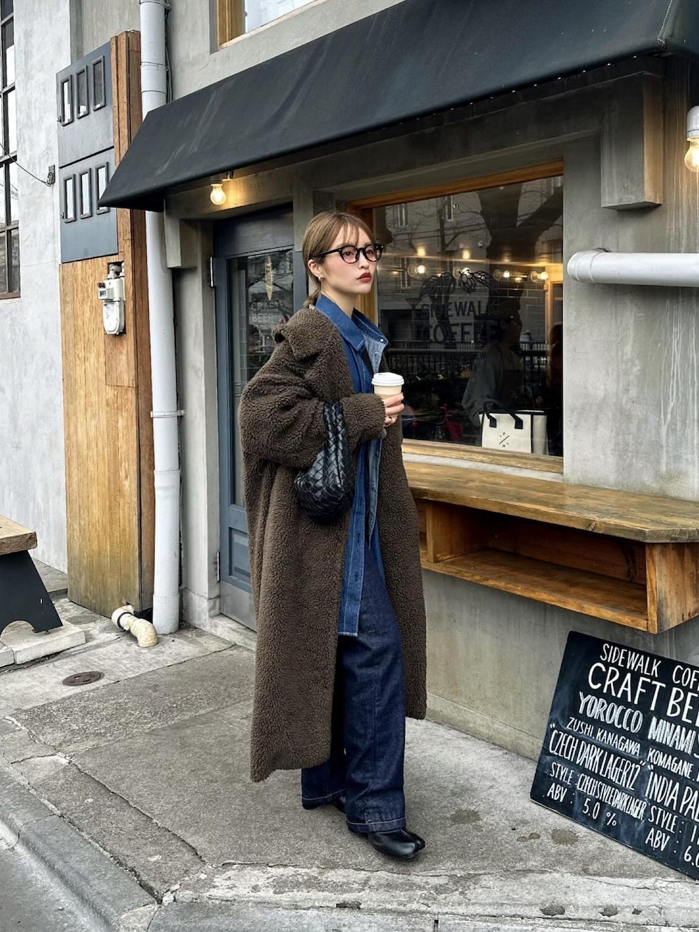 ブルー系のデニムパンツ、ブルー系のデニムジャケットを着用したレディースの冬コーディネートの1枚目の写真