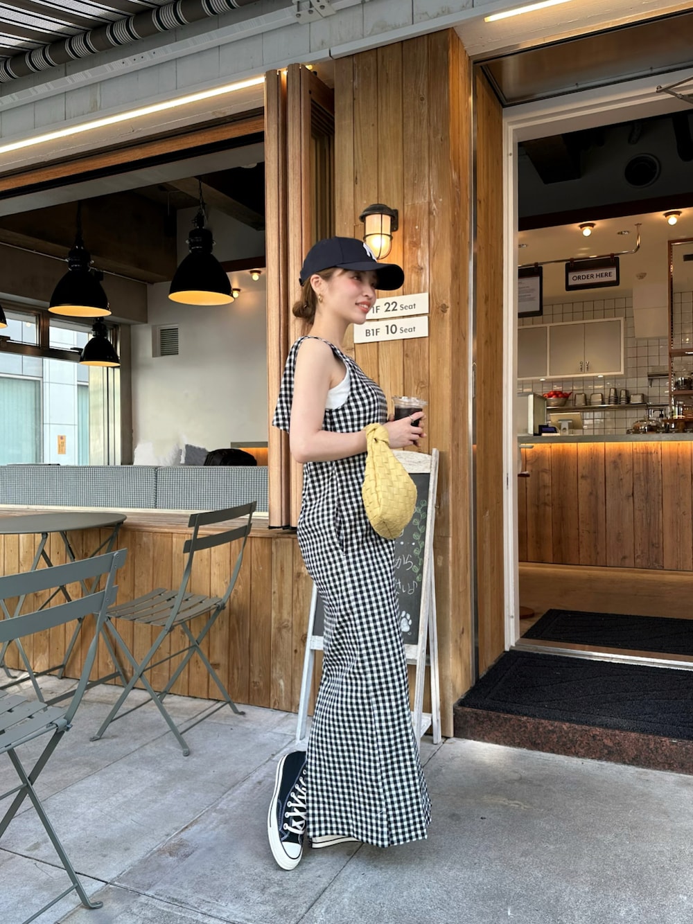 「お出かけコーデ日記、ハンドバッグ、ビタミンカラー、キャミワンピ、初夏コーデ、キャップ、チェック、モノトーン、休日スタイル、ショルダーバッグ、プチプラ、韓国ファッション、夏のコスメと服」｜「WoMのZOZO SPECIAL GINGHAM CHECK ONE PIECE APPLE LEATHER BAG（ワンピース、ブラック系）」を使った、yuri.さん（レディース・150cm）の春コーディネートの1枚目の写真