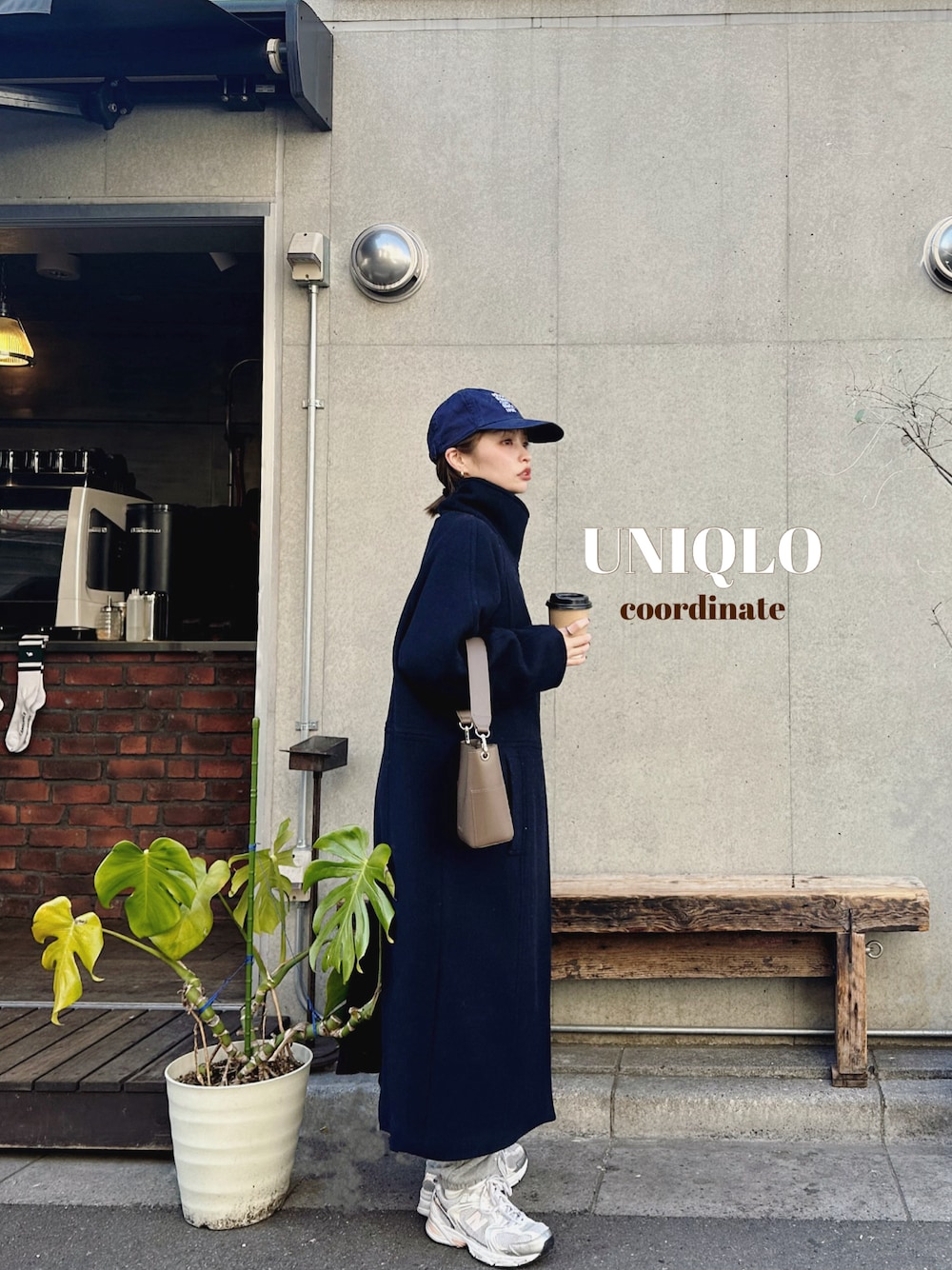 グレー系のスウェットパンツ、グレー系のスウェット、ホワイト系のスニーカーを着用したレディースの冬コーディネートの1枚目の写真