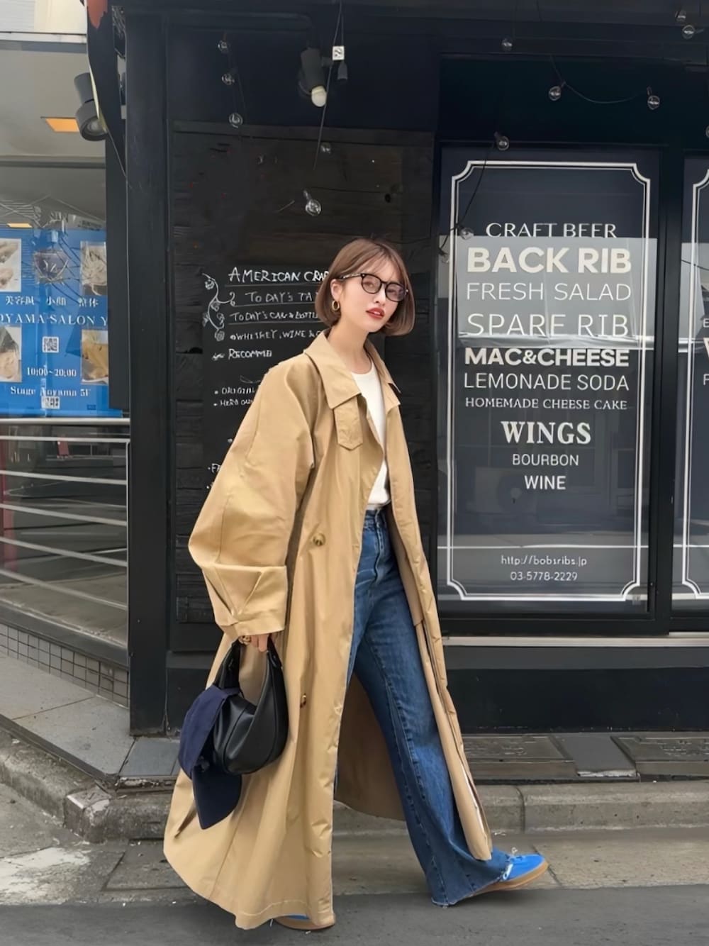 「シンプルコーデ、デニム、スニーカー、春アウター、淡色コーデ、メガネ女子、トレンチコート」｜「EFOLEの【EFOLE】フェイクレザー ラウンド ミニバッグ【再入荷】（ハンドバッグ、ブラック系）」を使った、yuri.さん（レディース・150cm）の春コーディネートの1枚目の写真