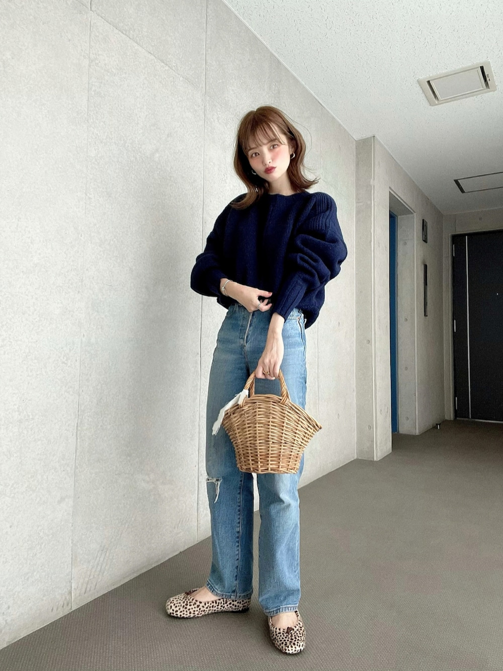 「ニット、レオパード、休日スタイル、きれいめカジュアル、ミニバッグ、秋コーデ、スクエアトゥ、秋服準備はじめました、だから秋服が好き」｜「Emma Taylorのもちもちクルーネックニット（ニット/セーター、ブルー系）」を使った、yuri.さん（レディース・150cm）の秋コーディネートの1枚目の写真