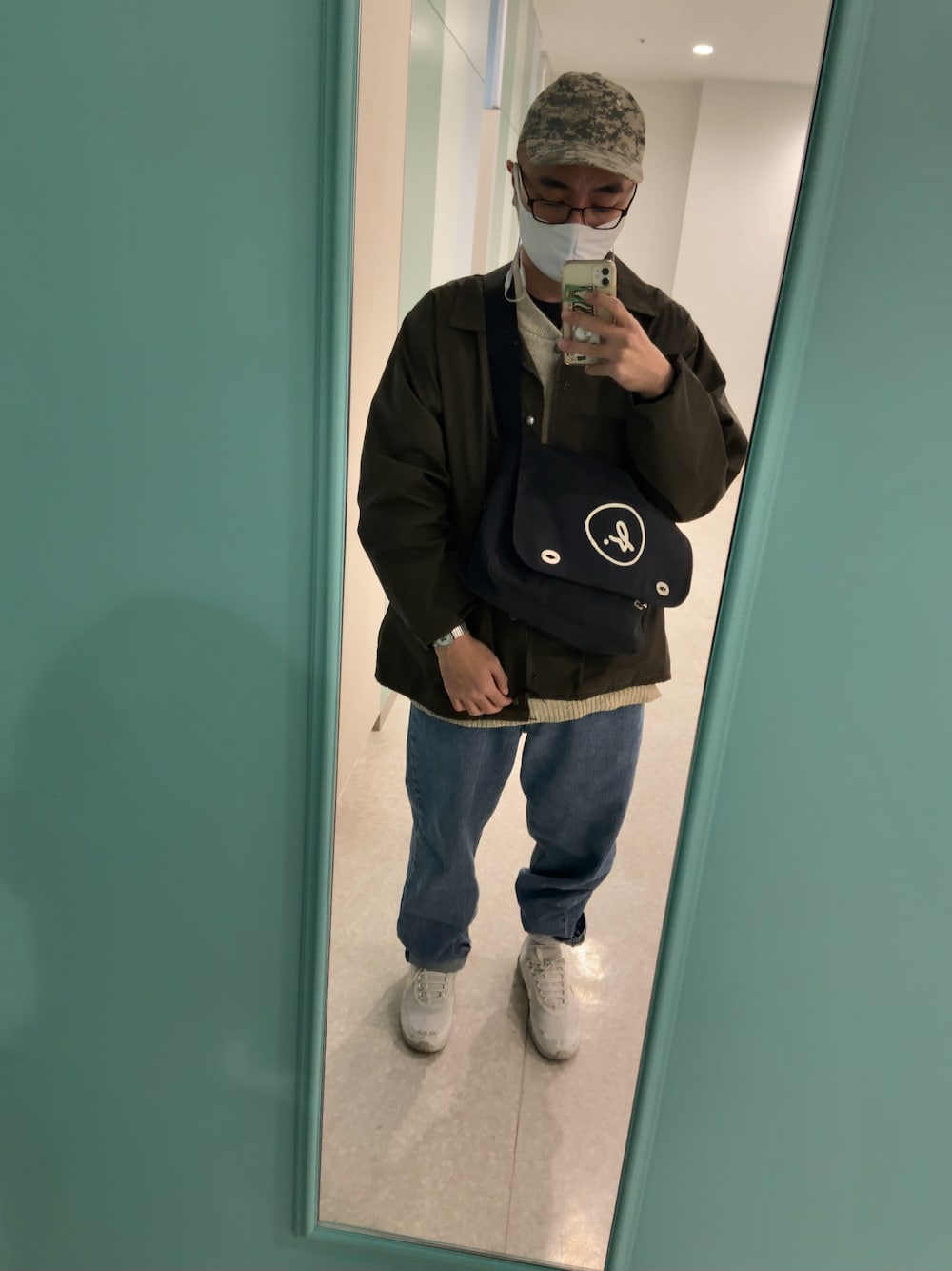 「NIKEのアイテム（スニーカー、ホワイト系）」を使った、クリスさん（メンズ・175cm）の春コーディネートの1枚目の写真