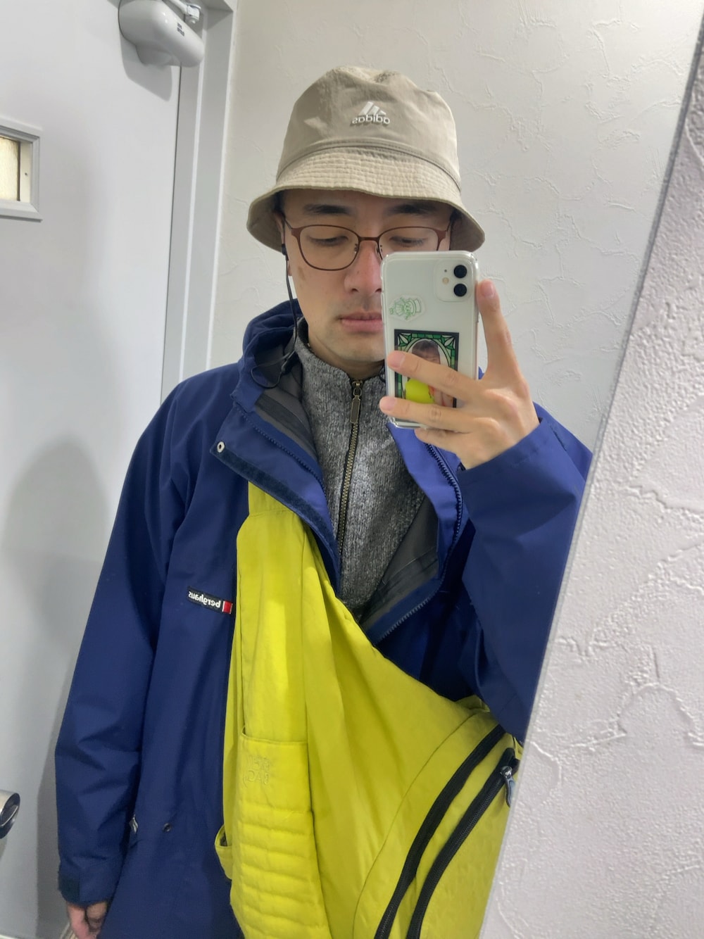 「adidasのアイテム（ハット、グレー系）」を使った、クリスさん（メンズ・175cm）の春コーディネートの1枚目の写真
