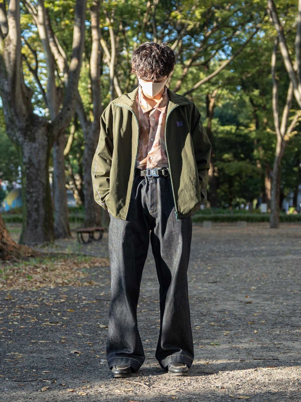 「ビッグシルエット、シンプル、柄シャツ、ワイドパンツ、デニムパンツ、革靴、NEEDLES、低身長コーデ、STUDIONICHOLSON、秋コーデ、だから秋服が好き、ローファー」｜「Needlesのアイテム（ジャケット/アウター、グリーン系）」を使った、こーきさん（メンズ・166cm）の秋コーディネートの1枚目の写真