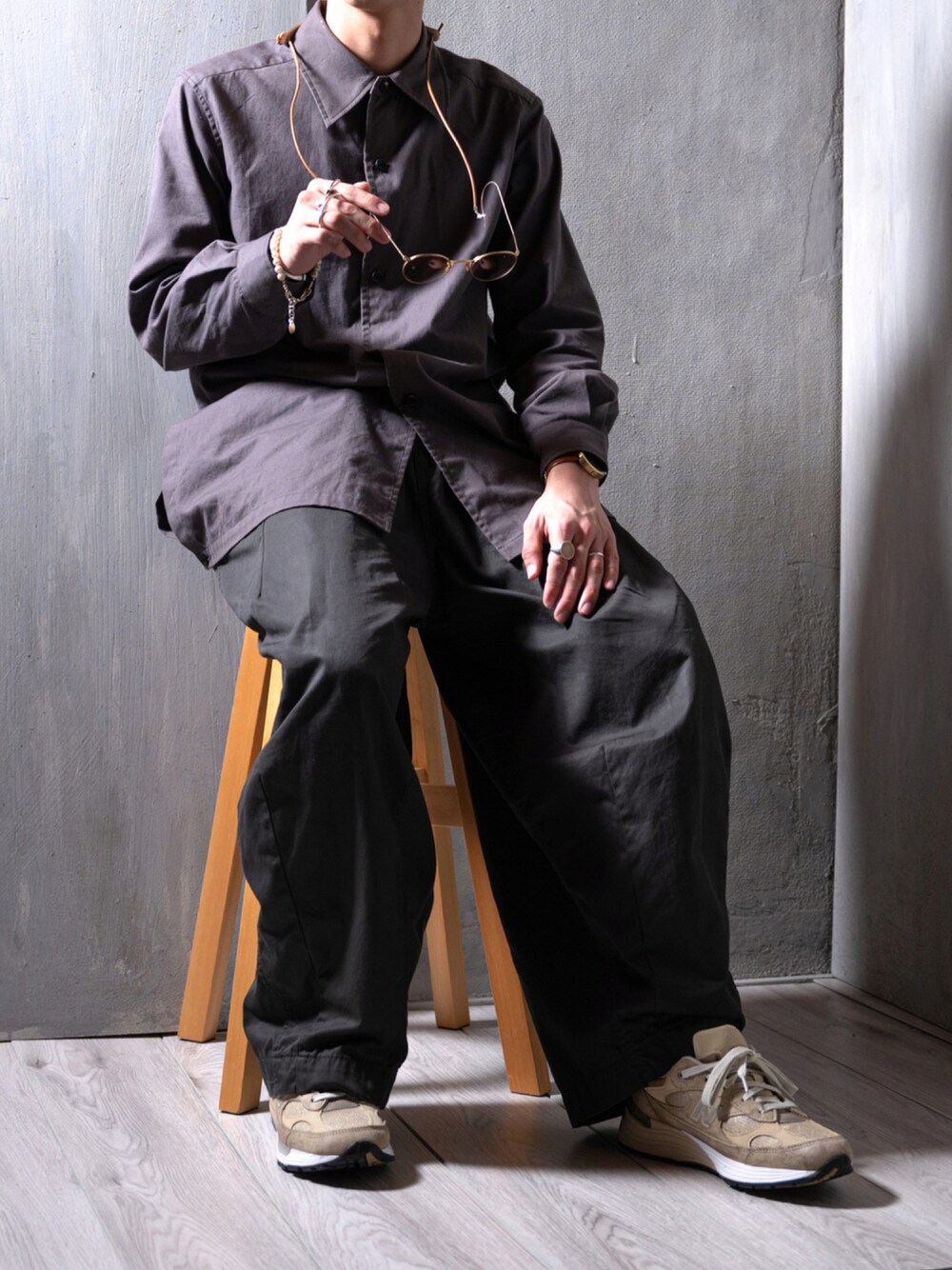 「New Balance、モノトーン、ワイドパンツ、Hender Scheme、ラフ、リラックススタイル、シンプルスタイル、秋服準備はじめました、new balance 992」｜「THE HINOKIの＜THE HINOKI＞ STAND COLLAR SHIRT/シャツ（シャツ/ブラウス、グレー系）」を使った、こーきさん（メンズ・166cm）の秋コーディネートの1枚目の写真