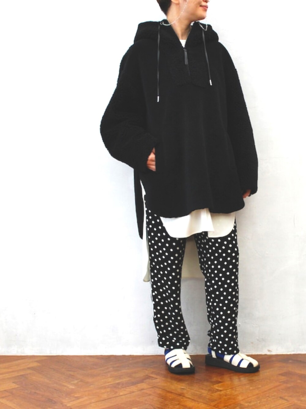「WEARハロウィン2022、秋服、秋コーデ、ムートンコート、エコムートン、テディベアコート、オトナ女子、低身長女子、オーバーサイズ、レイヤードスタイル、大人カジュアル、ドットパンツ、ワイドパンツ、ビックシルエット、ワントーンコーデ」｜「KAMILIのKAMILi(カミリ) テディベアフーディーコート（ムートンコート、ブラック系）」を使った、minoriTY-fun LOOKさん（レディース・163cm）の秋コーディネートの1枚目の写真