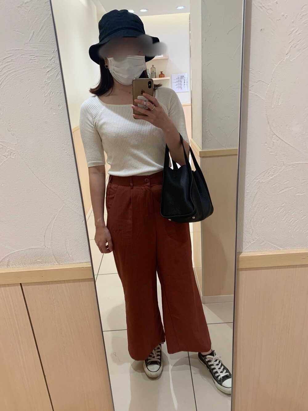 「休日コーデ、パンツスタイル、秋色カラー、バケットハット、スニーカーコーデ、コンバース、converse、JEANASiS、シンプルコーデ」｜「BasiquentiのBasiquenti Cotton Boonie Hat_rvu（ハット、ブラック系）」を使った、Mさん（レディース・159cm）の秋コーディネートの1枚目の写真