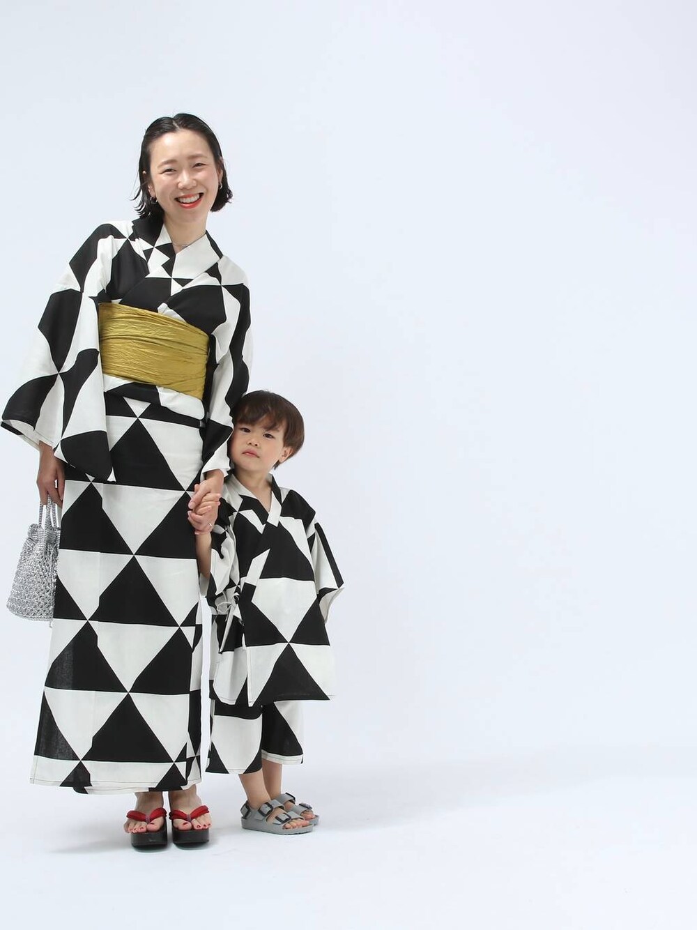 グレー系のショルダーバッグ、ブラック系の浴衣、ブラック系の浴衣を着用したキッズの春コーディネートの1枚目の写真