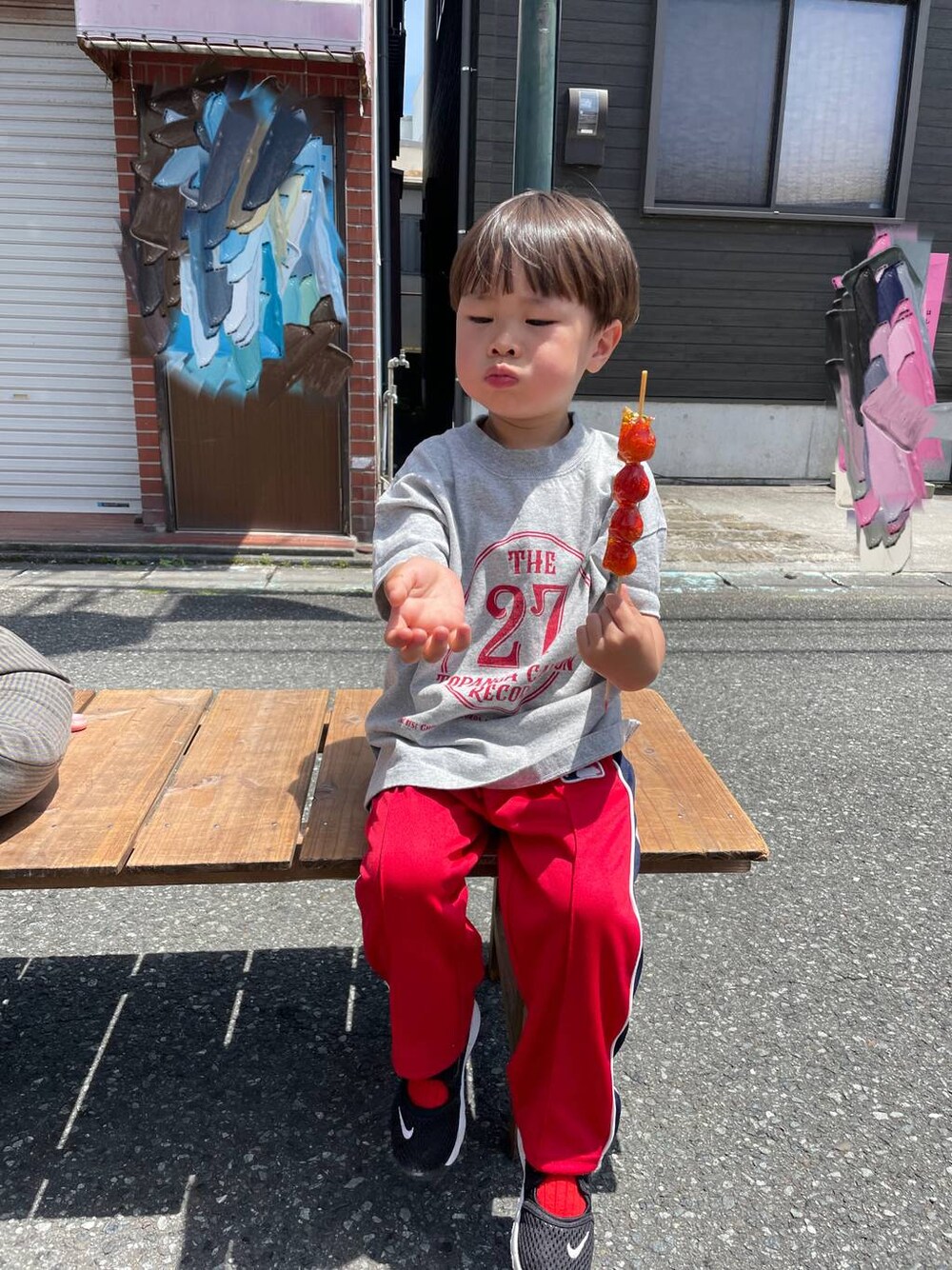 グレー系のTシャツ/カットソーを着用したキッズの春コーディネートの1枚目の写真