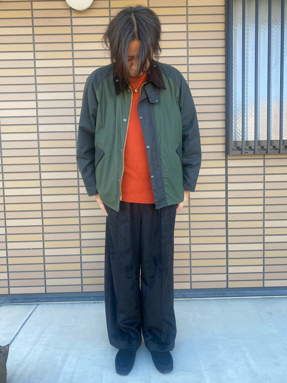 「秋冬コーデ、冬アウター、ベロア、JOURNAL STANDARD relume、journal standard」｜「JOURNAL STANDARDのアイテム（スラックス、ブラック系）」を使った、yasuさん（メンズ・180cm）の秋コーディネートの1枚目の写真