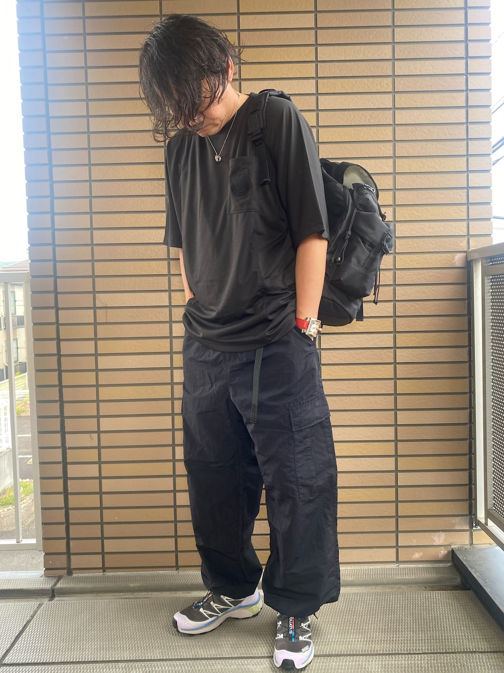 ブラック系のTシャツ/カットソー、ブラック系のパンツ、ブラック系のバックパック/リュックを着用したメンズの夏コーディネートの1枚目の写真