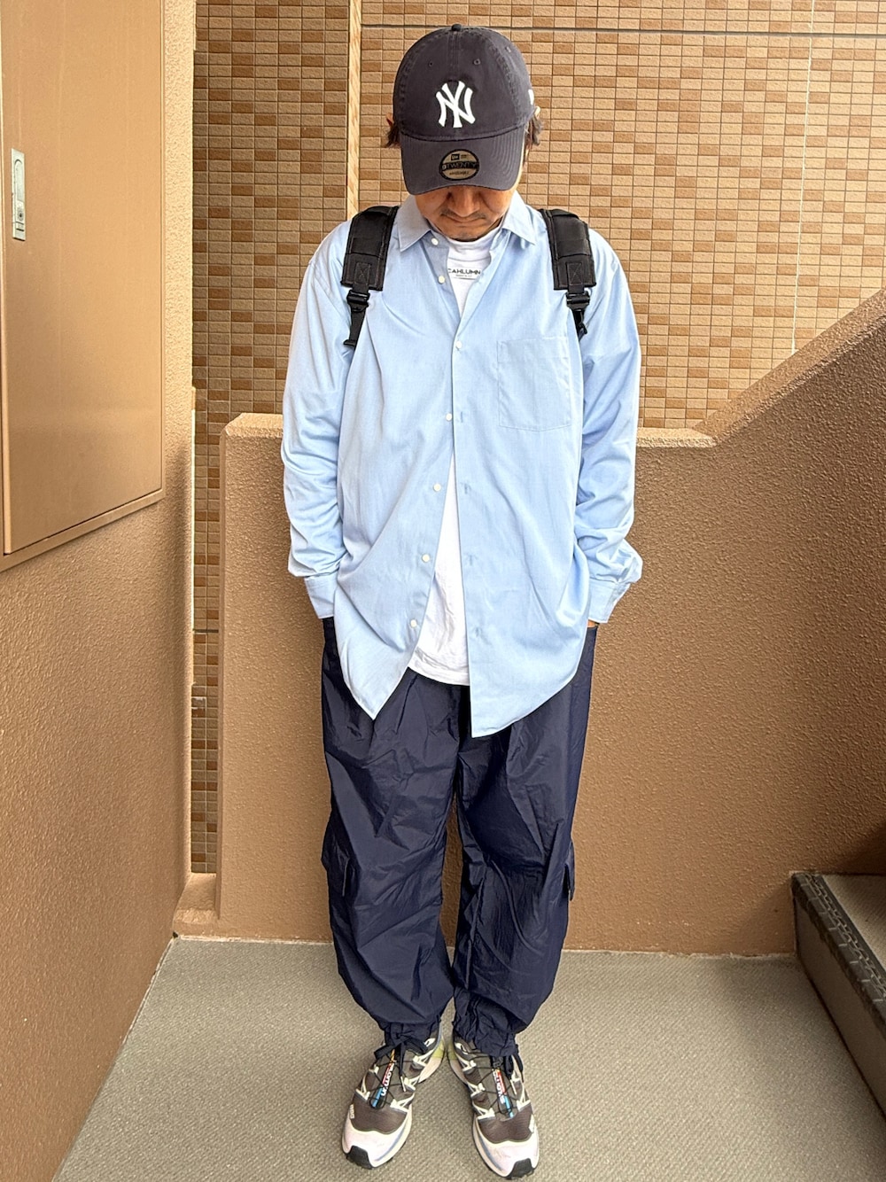 グレー系のスニーカー、ブルー系のカーゴパンツ、ブルー系のシャツ/ブラウスを着用したメンズの春コーディネートの1枚目の写真