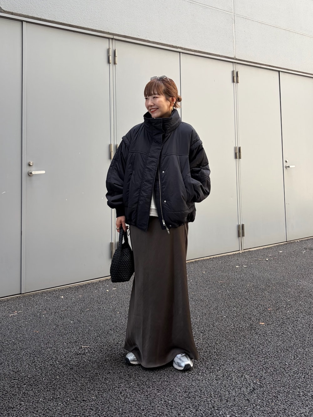 ブラック系のブルゾン、ホワイト系のTシャツ/カットソー、グレー系のスカートを着用したレディースの夏コーディネートの1枚目の写真