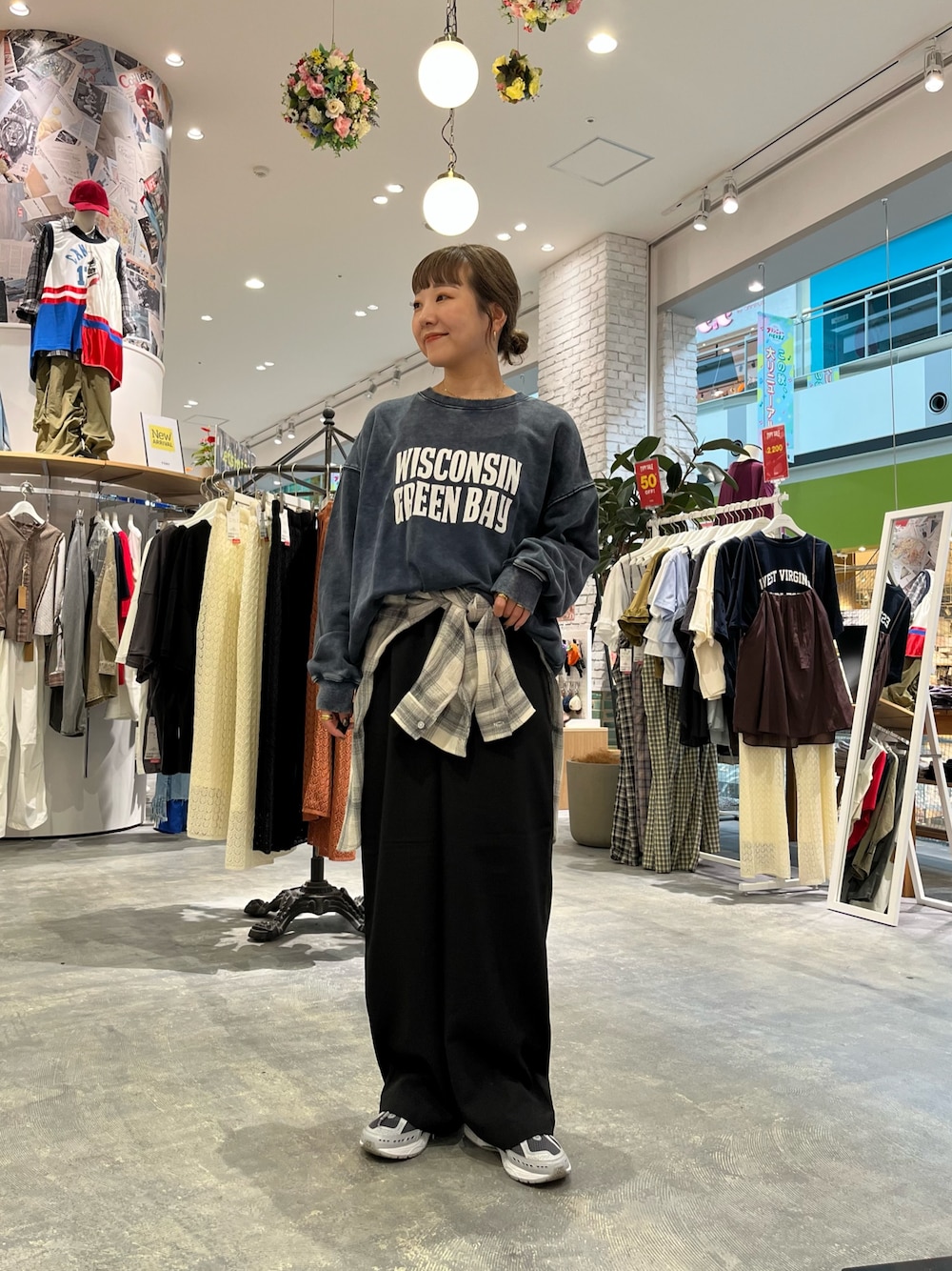 ブルー系のスウェット、ブラック系のスラックス、ホワイト系のシャツ/ブラウスを着用したレディースの秋コーディネートの1枚目の写真