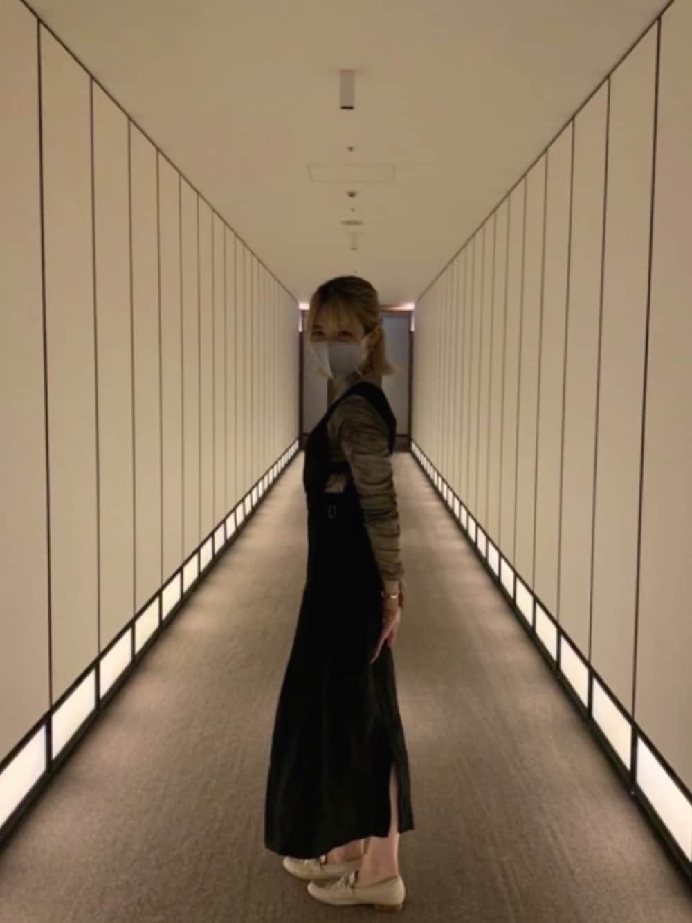 ブラック系のワンピース/ドレス、グリーン系のシャツ/ブラウス、ベージュ系のローファーを着用したレディースの冬コーディネートの1枚目の写真