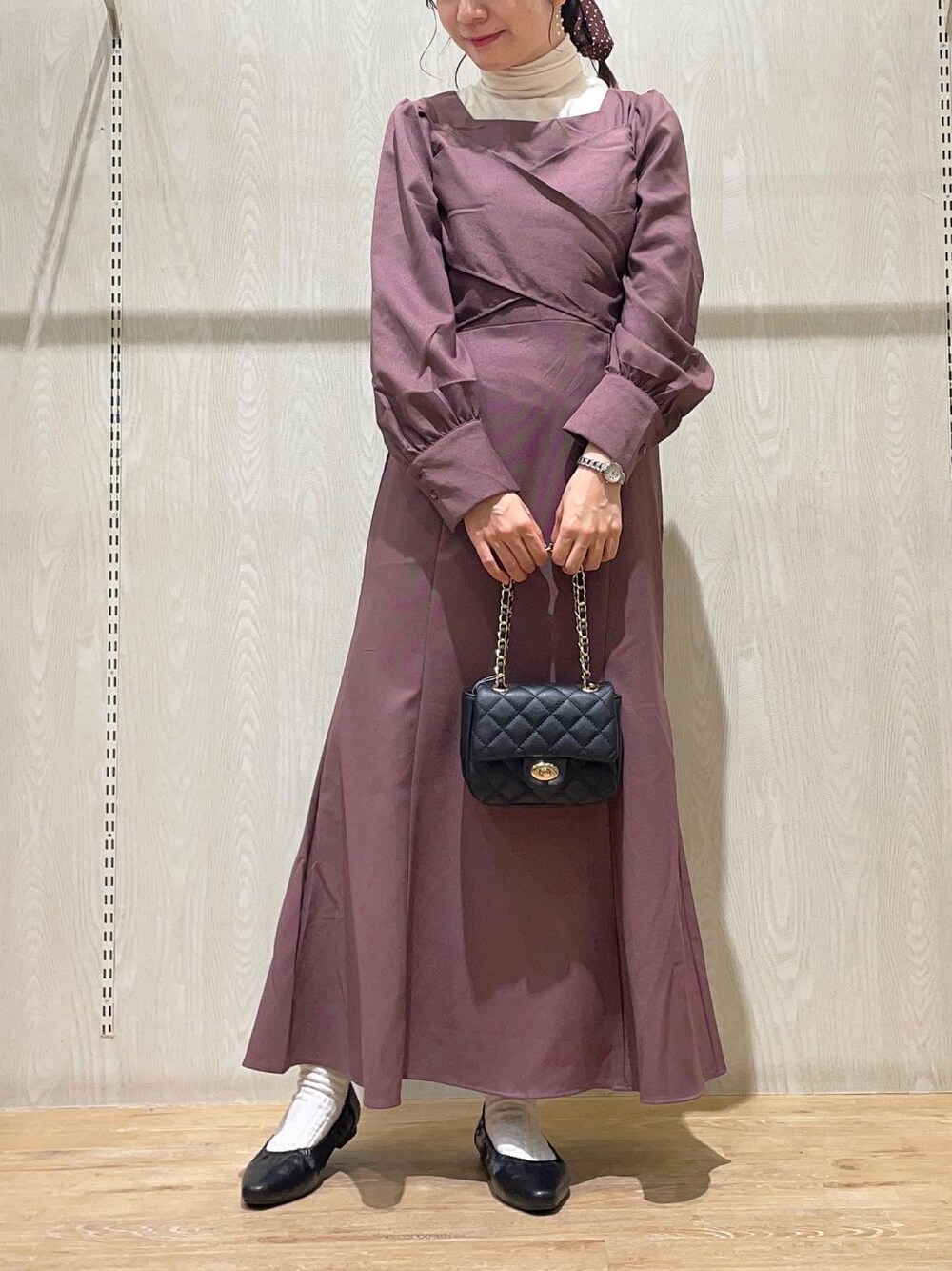 ブラック系のショルダーバッグ、ピンク系のワンピース、ホワイト系のTシャツ/カットソーを着用したレディースの秋コーディネートの1枚目の写真