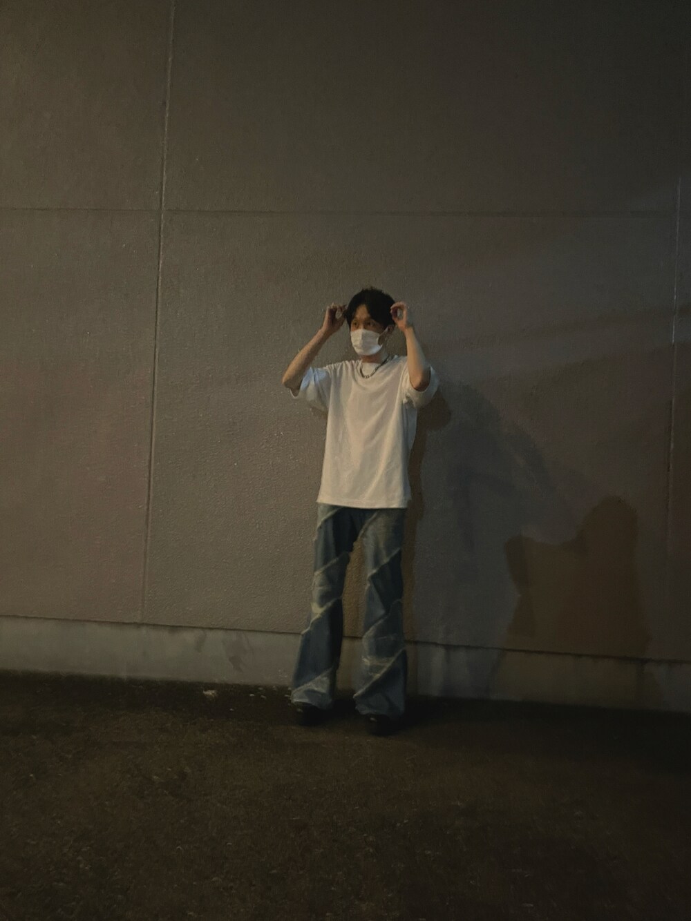 ホワイト系のTシャツ/カットソー、ブルー系のデニムパンツを着用したメンズの秋コーディネートの1枚目の写真