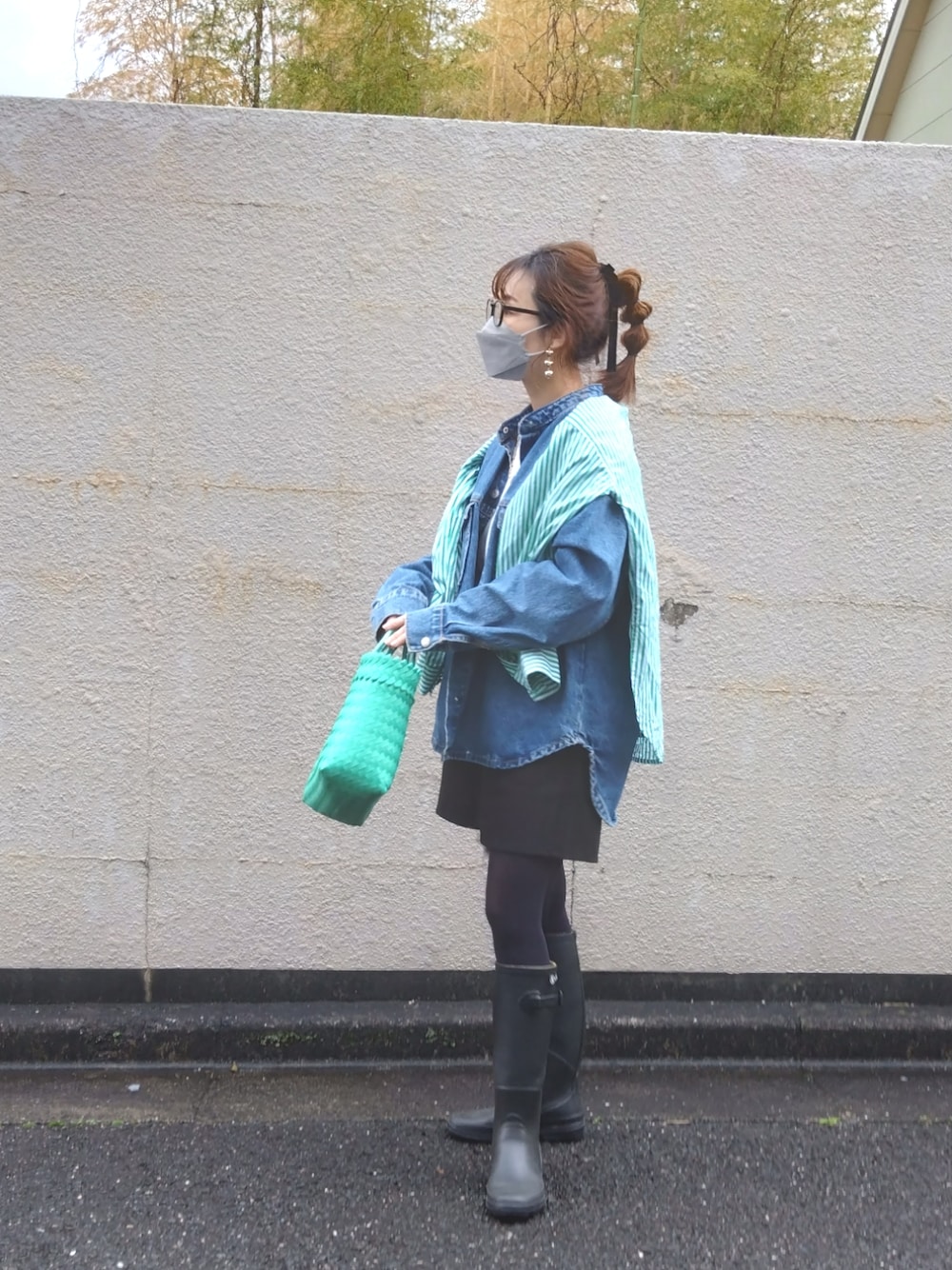 「雨の日コーデ、レインブーツ、ショートパンツ、シャツスタイル、ストライプシャツ、デニムジャケット、ZARA、かごバッグ、春コーデ、ママコーデ」｜「AIGLEのレディース シャンタベル ラバーブーツ（レインシューズ、ブラック系）」を使った、RRUmamaさん（レディース・156cm）の冬コーディネートの1枚目の写真