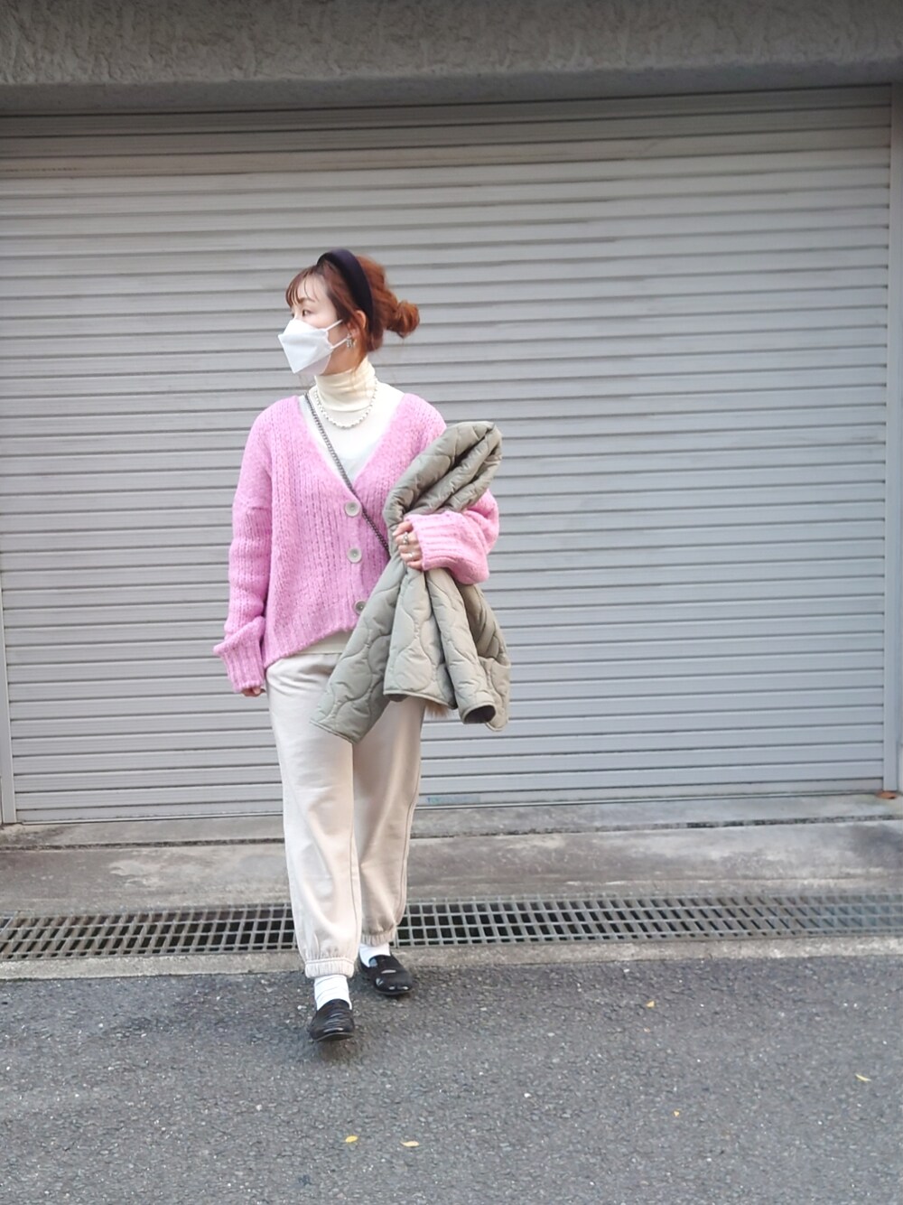 「ユニクロ、UNIQLO、ユニジョ、ローファー、スウェットパンツ」｜「GUのアイテム（スウェットパンツ、ホワイト系）」を使った、RRUmamaさん（レディース・157cm）の冬コーディネートの1枚目の写真