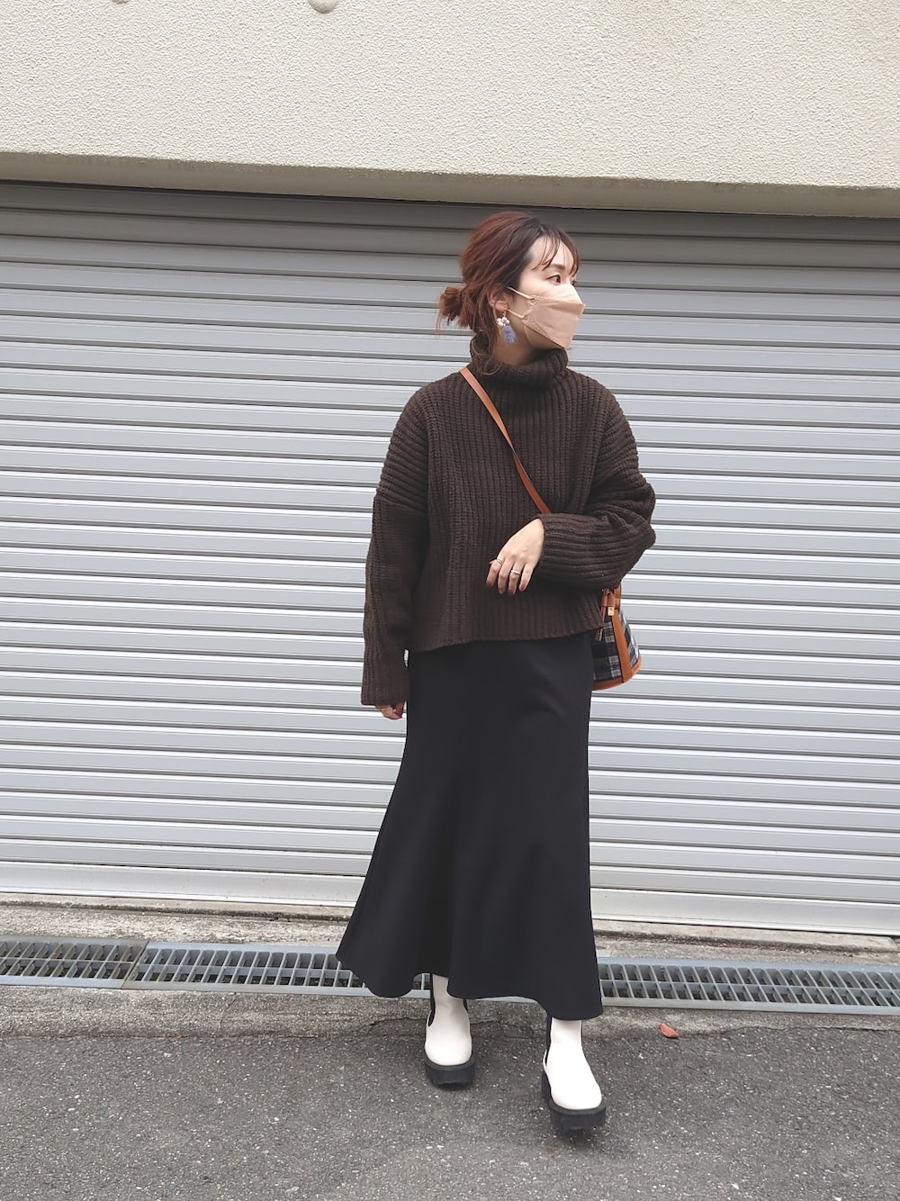 「ユニクロ、マーメイドスカート」｜「RODE SKOの2WAYチェックバケツバッグ（ショルダーバッグ、ブラック系）」を使った、RRUmamaさん（レディース・157cm）の冬コーディネートの1枚目の写真