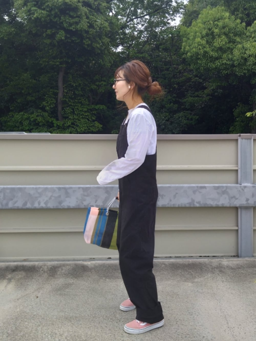「休日スタイル、オトナカジュアル、オーバーオール、サロペット、VANS、スニーカー、カラースニーカー、モノトーン、ママコーデ、マルニ」｜「HER CLOSETの【shemoshelly】WEB限定 5.6オンスナンバリング長袖ロゴロンT（Tシャツ/カットソー、ホワイト系）」を使った、RRUmamaさん（レディース・156cm）の春コーディネートの1枚目の写真