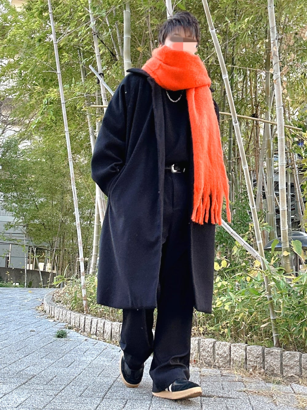 「冬コーデ、お出かけコーデ、ホワイトコーデ、クリスマスに着たい服、オトナカジュアル、マフラー、マフラーコーデ、バラクラバ、オレンジ、オレンジニット、ブラック、ブラックコーデ」｜「adidasのadidas アディダス GRADAS グラダス IE9045 CORE/FTWR/SILV（スニーカー、ブラック系）」を使った、だぃすけさん（メンズ・170cm）の冬コーディネートの1枚目の写真