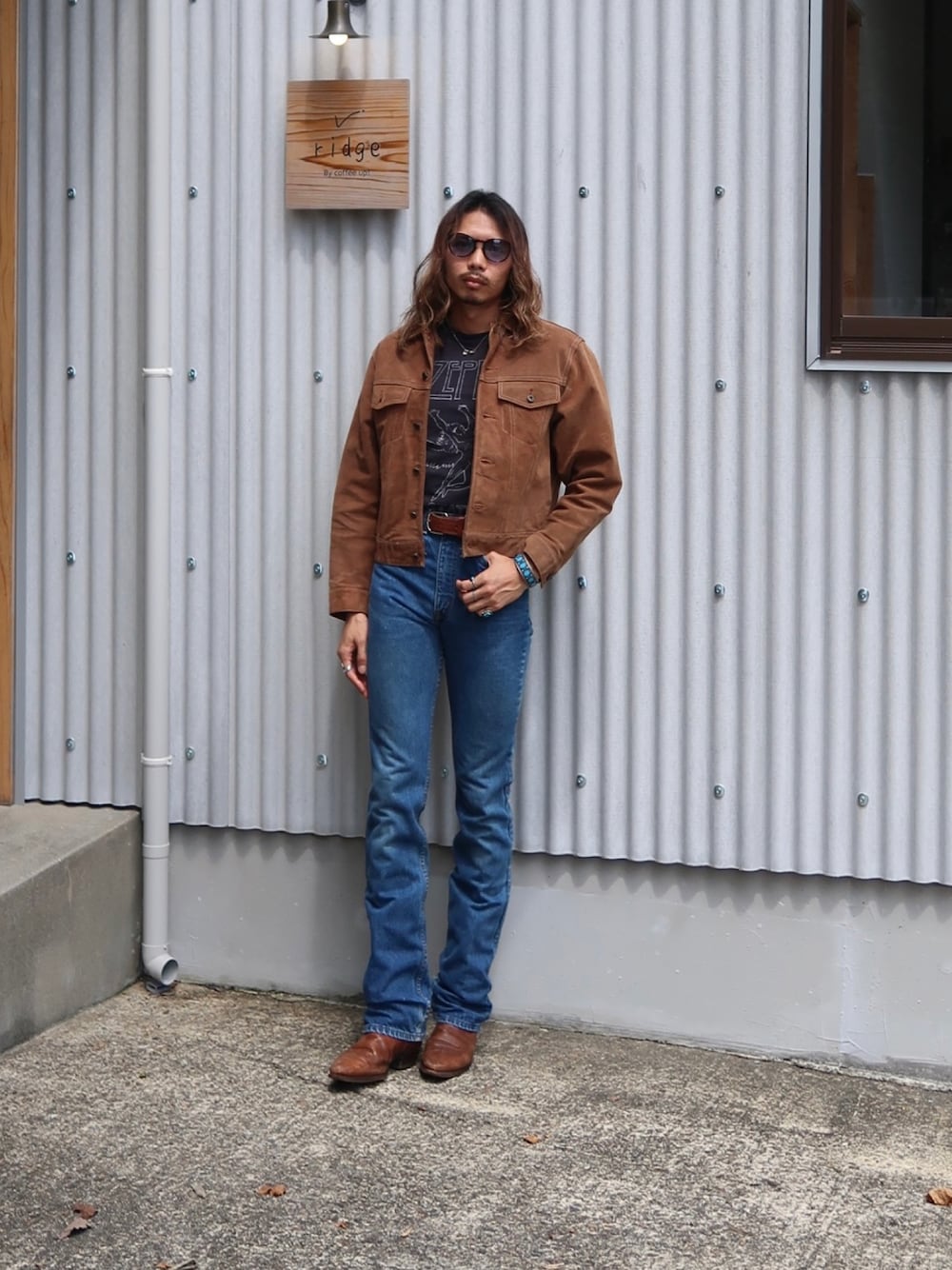 「レザージャケット、Levi's、フレアパンツ、ジーンズ、デニムパンツ、アメカジ、アメカジコーデ、サングラス、ロン毛、革靴、秋コーデ」｜「Levi'sのアイテム（デニムパンツ、ブルー系）」を使った、hagiooonさん（メンズ・180cm）の秋コーディネートの1枚目の写真