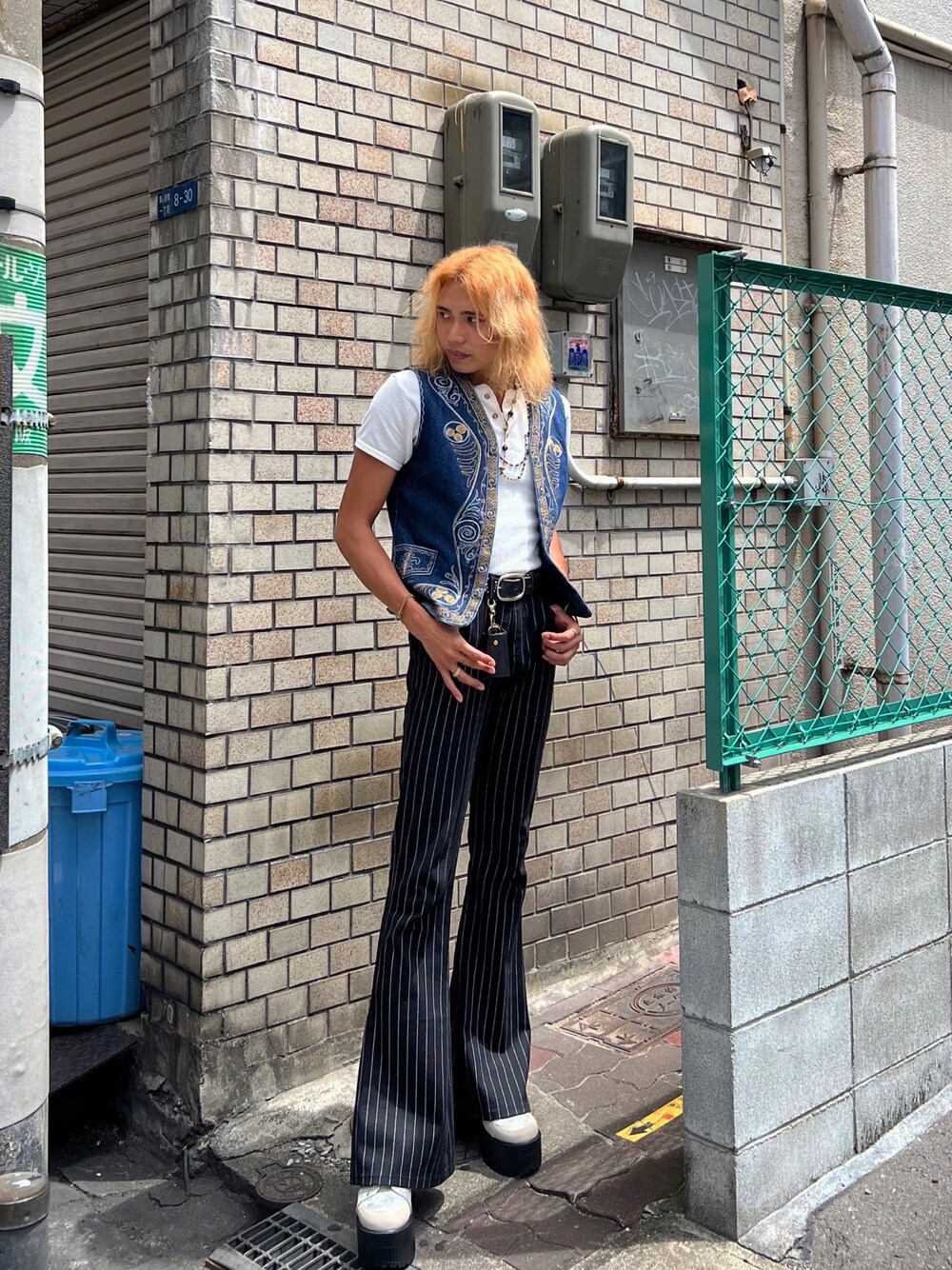 「ベスト、ベストコーデ、オトナカジュアル、70s、ベルボトム、フレアパンツ、flared pants、デニムベスト、厚底ブーツ、大人コーデ、秋物準備はじめました、秋服、ストライプ、ロン毛、秋コーデ」｜「VINTAGEのアイテム（スラックス、ブラック系）」を使った、hagiooonさん（メンズ・180cm）の秋コーディネートの1枚目の写真