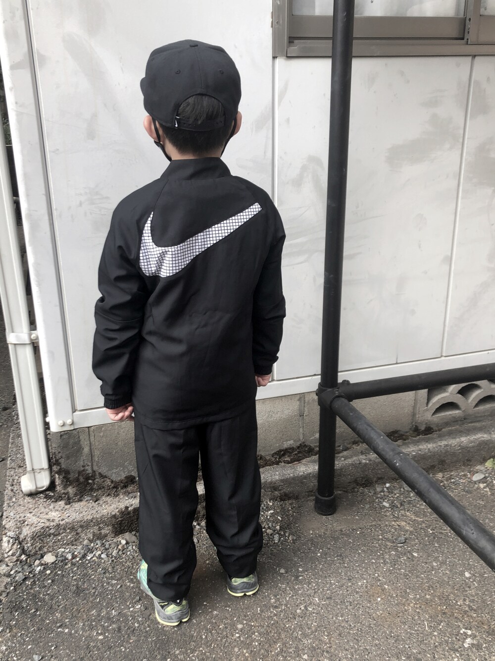 「休日スタイル、スポーツミックス、NIKE、ナイキ、モノトーン、スポーツスタイル」｜「NIKEのアイテム（セットアップ、ブラック系）」を使った、mihaさん（キッズ・120cm）の春コーディネートの1枚目の写真