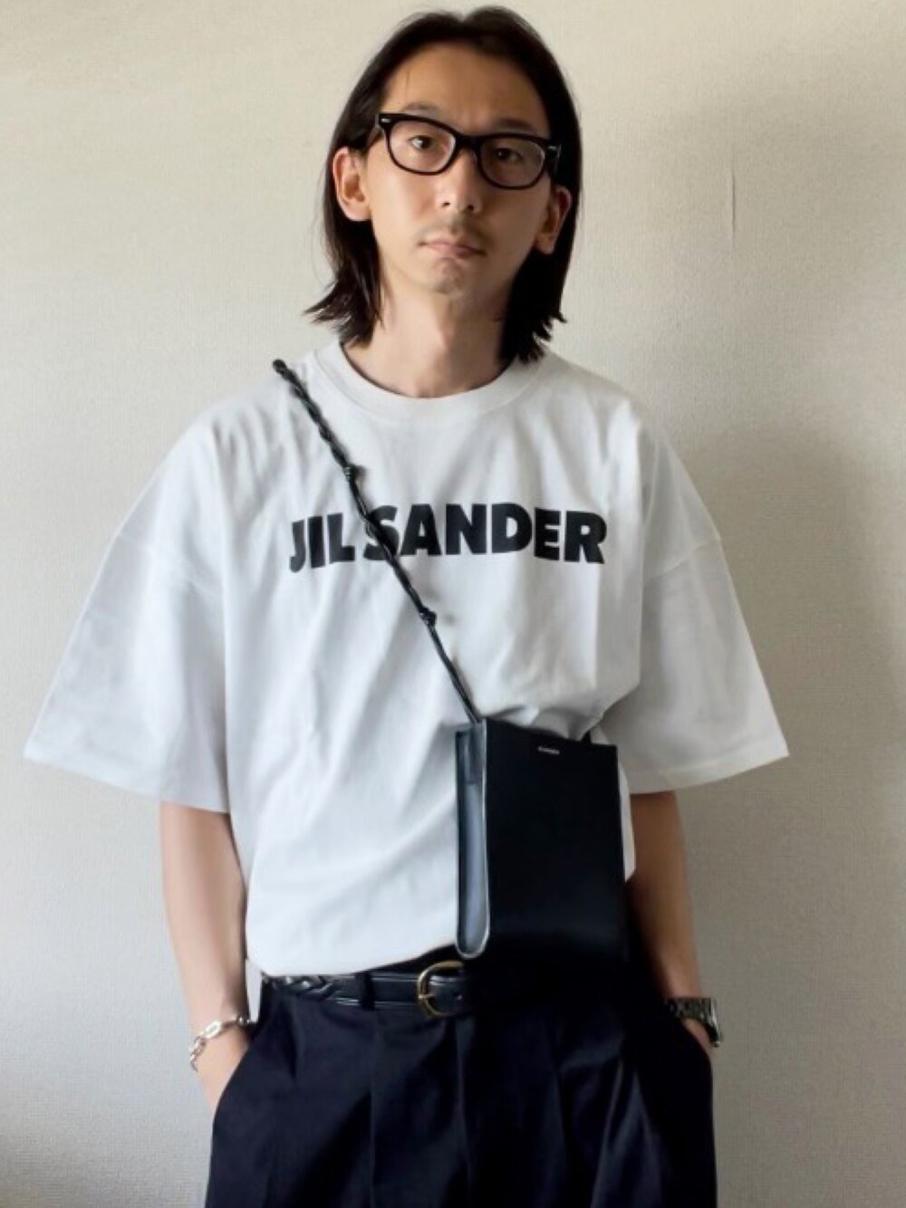 「ミニバッグ、大人カジュアル、カジュアル、モノトーン、シンプル、JILSANDER、メガネ男子、きれいめカジュアル、Tシャツ、タックイン」｜「JIL SANDERのアイテム（Tシャツ/カットソー、ホワイト系）」を使った、Yoshiさん（メンズ・180cm）の夏コーディネートの1枚目の写真