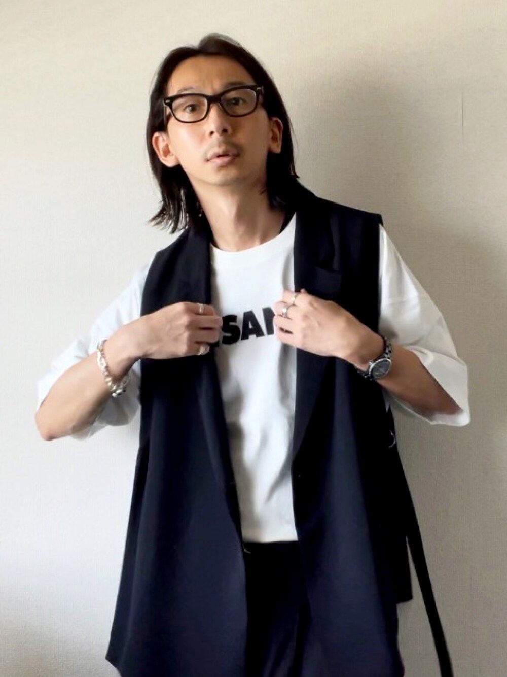 「シンプル、きれいめカジュアル、ブラック、モノトーンコーデ、韓国ファッション、お洒落さんとつながりたい、ベスト、セットアップ、JILSANDER、ZARA、remer、キレイめ、ジレ、メガネ男子、カジュアル」｜「ZARAのアイテム（ベスト、ブラック系）」を使った、Yoshiさん（メンズ・180cm）の夏コーディネートの1枚目の写真