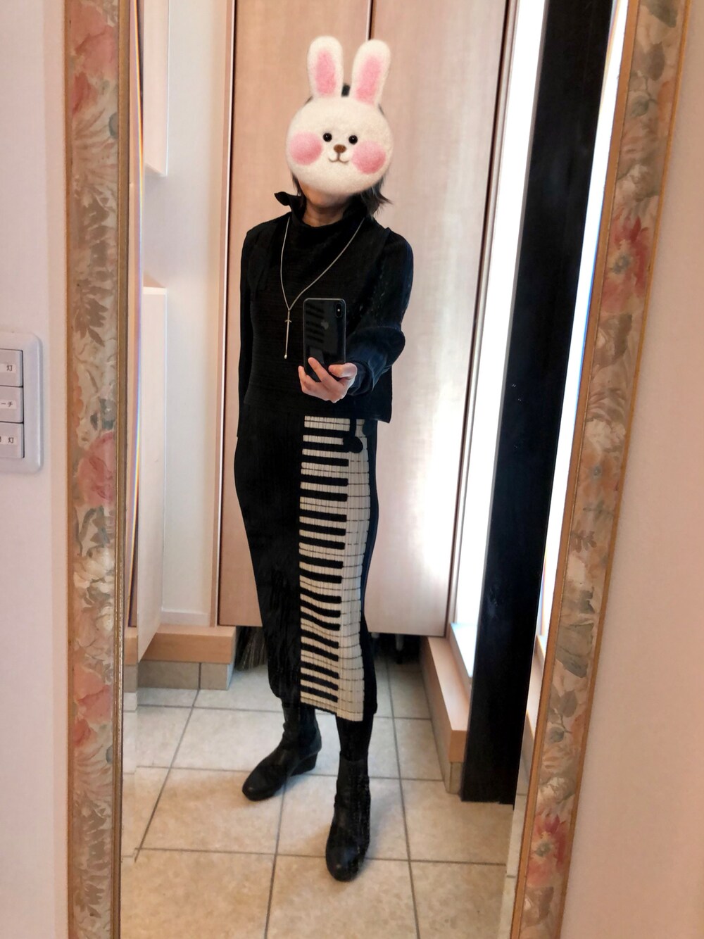 「大人カジュアル、モノトーン、秋コーデ、きれいめカジュアル」｜「PLEATS PLEASEのアイテム（スカート、ブラック系）」を使った、manapin1120さん（レディース・162cm）の秋コーディネートの1枚目の写真