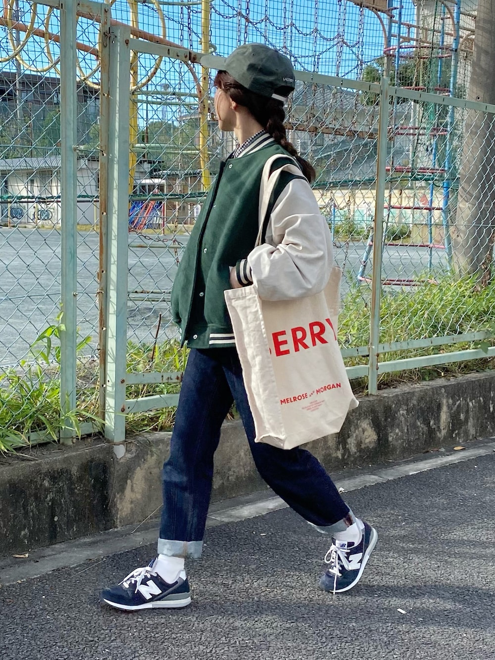 「チェック、スニーカー、デニム、スタジャン、グリーン、UNIQLO、LACOSTE、ギンガムチェック、GU、だから秋服が好き」｜「NEUNAのスタジャン/異素材切替え/カレッジ（スタジャン、グリーン系）」を使った、yukie.さん（レディース・155cm）の秋コーディネートの1枚目の写真