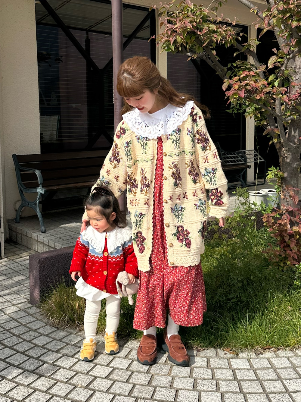 ベージュ系のカーディガン/ボレロ、レッド系のカーディガン/ボレロ、オレンジ系のスニーカーを着用したレディースの秋コーディネートの1枚目の写真