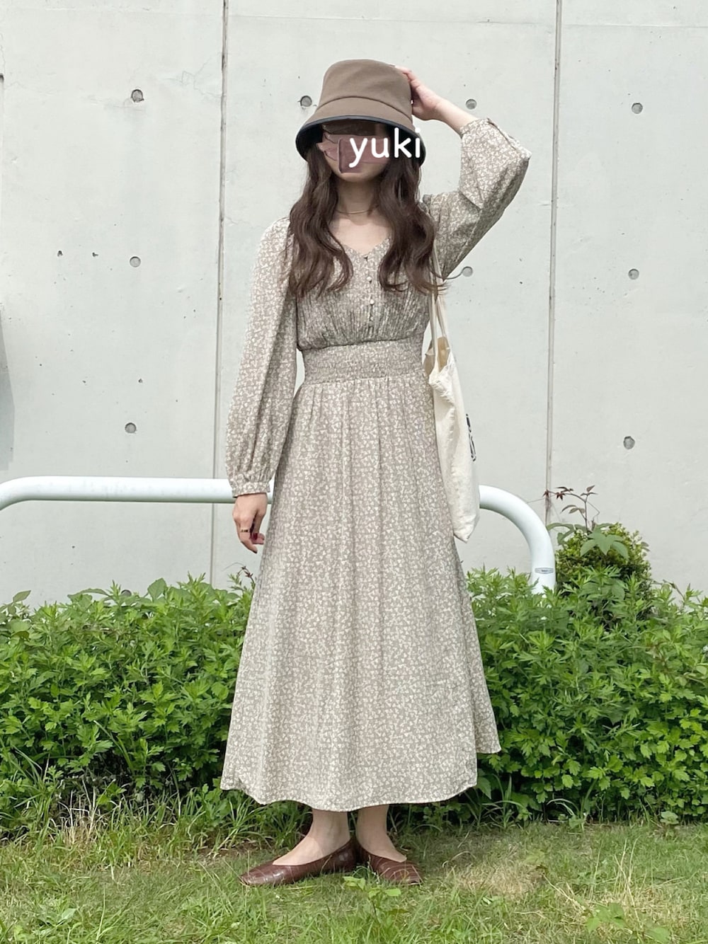 「休日コーデ、大人コーデ、秋コーデ、ワンピース、デートコーデ、大人かわいい、低身長、archives」｜「archivesの【web限定item】花柄長袖プリーツワンピース（ワンピース、ベージュ系）」を使った、yukie.さん（レディース・155cm）の秋コーディネートの1枚目の写真