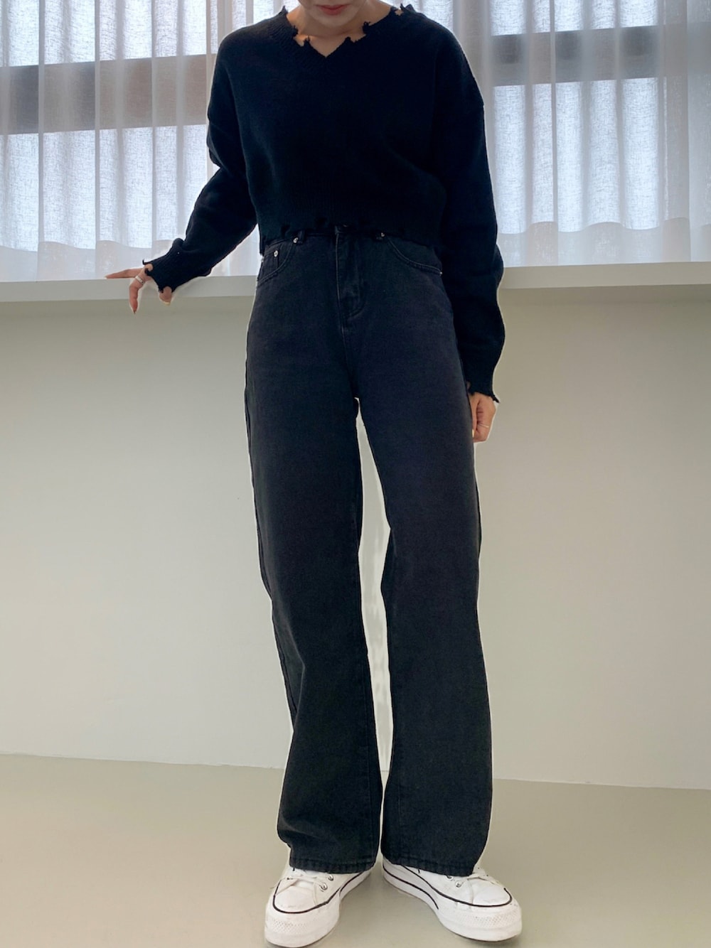 「パンツスタイル、デニム、デニムパンツ、ワイドパンツ、ワイドデニム、デニムコーデ、コンバース、converse、ニット、ダメージニット、黒、ブラックコーデ、スニーカーコーデ、スニーカー、韓国ファッション」｜「LAZY AND EASYのアイテム（デニムパンツ、ブラック系）」を使った、lazyandeasyさん（レディース・158cm）の秋コーディネートの1枚目の写真