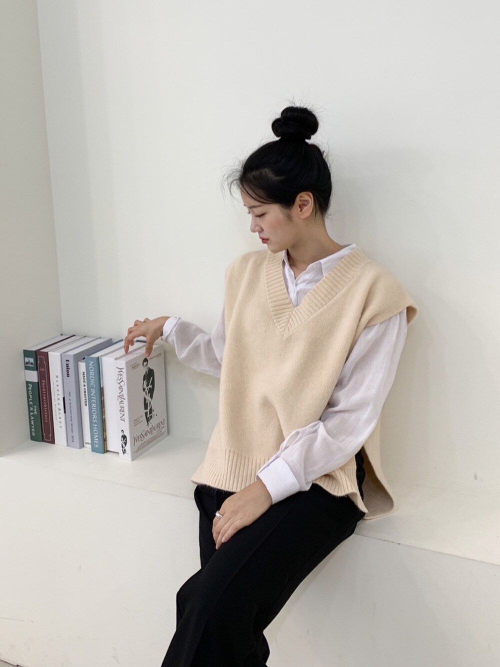 「ニットベスト、韓国ファッション、韓国人、ビッグシルエット、モノトーン、大人女子、春コーデ、シンプルコーデ、カジュアルコーデ、シャツスタイル」｜「LAZY AND  EASYのアイテム（ベスト、ホワイト系）」を使った、lazyandeasyさん（レディース・158cm）の春コーディネートの1枚目の写真
