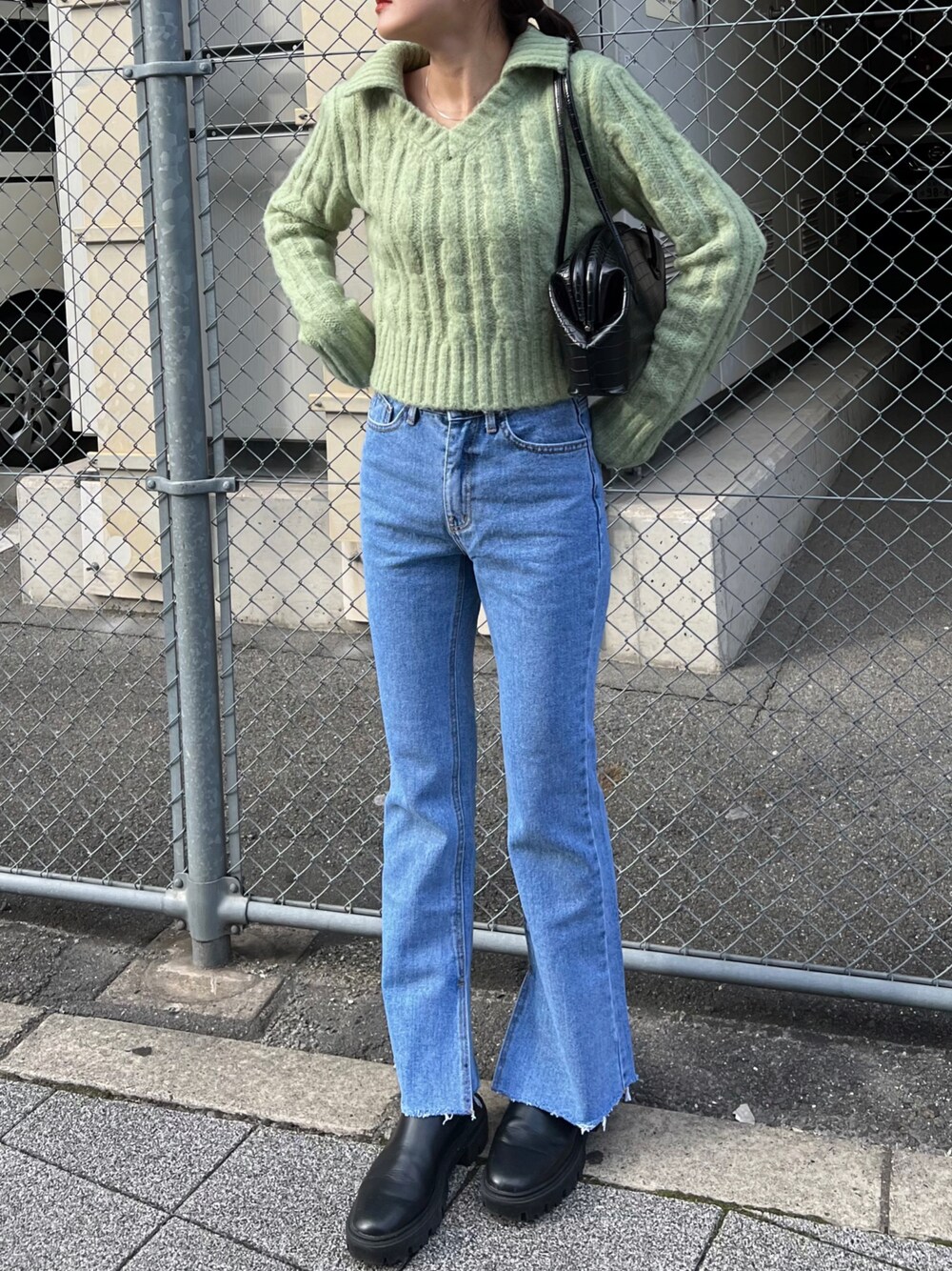 「デニム、オープンカラー、春コーデ、カジュアルコーデ、ショートブーツ、韓国ファッション、クロコダイル、デニムパンツ、フレアパンツ、フレアデニム」｜「LAZY AND EASYのアイテム（デニムパンツ、ブルー系）」を使った、lazyandeasyさん（レディース・158cm）の春コーディネートの1枚目の写真